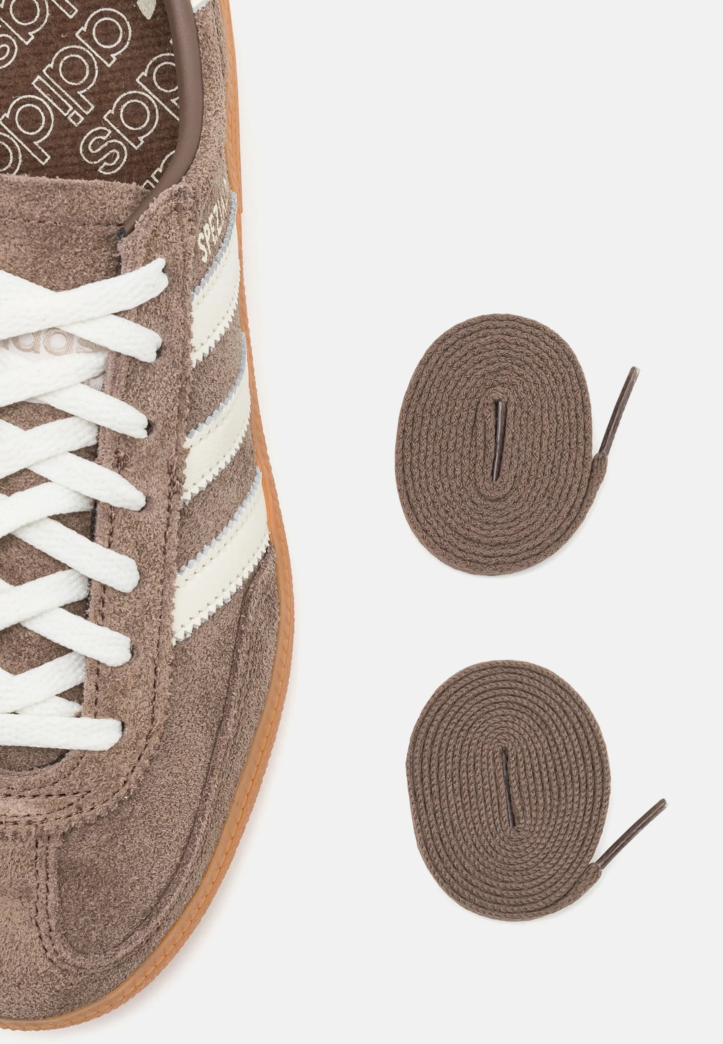 Adidas Handball Spezial Earth Strata, den perfekte sneaker til enhver lejlighed.
Tilbehør