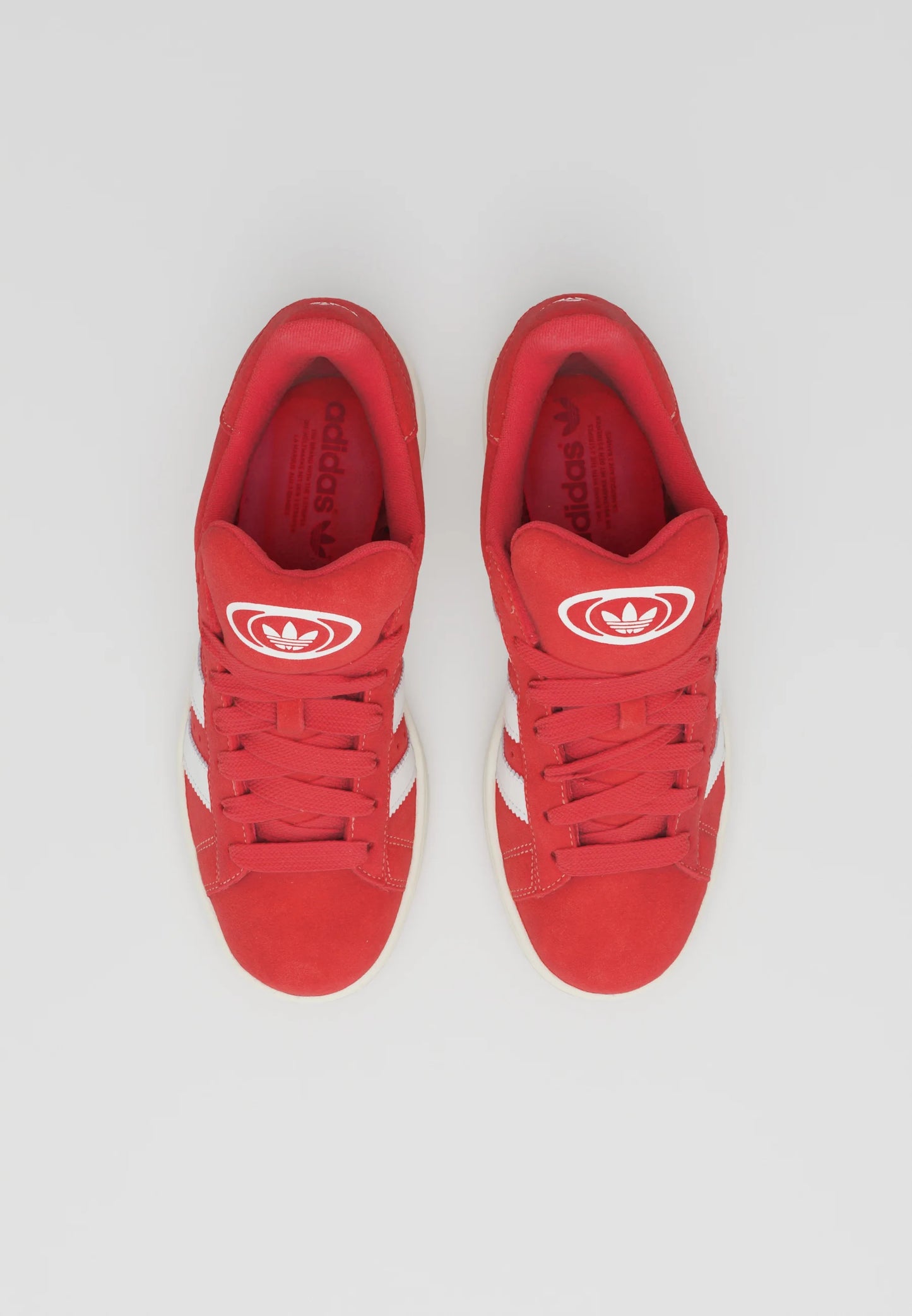 Adidas Campus 00's Better Scarlet Cloud White
Dette er de perfekte og unikke, Campus 00s som er perfekte til enhver lejlighed. De er et sikkert valg, hvis du vil skille dig ud fra mængden.
Perfekt valg for enhver Adidas elsker
set fra toppen