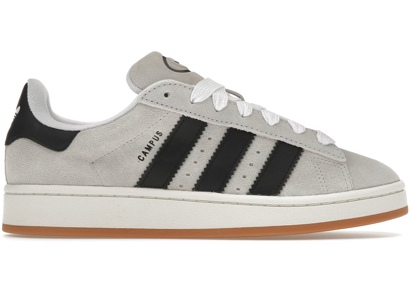 Adidas Campus 00's Crystal White Core Black
Dette er de perfekte og unikke, Campus 00s som er perfekte til enhver lejlighed. De er et sikkert valg, hvis du vil skille dig ud fra mængden.
Perfekt valg for enhver Adidas elsker
set fra siden