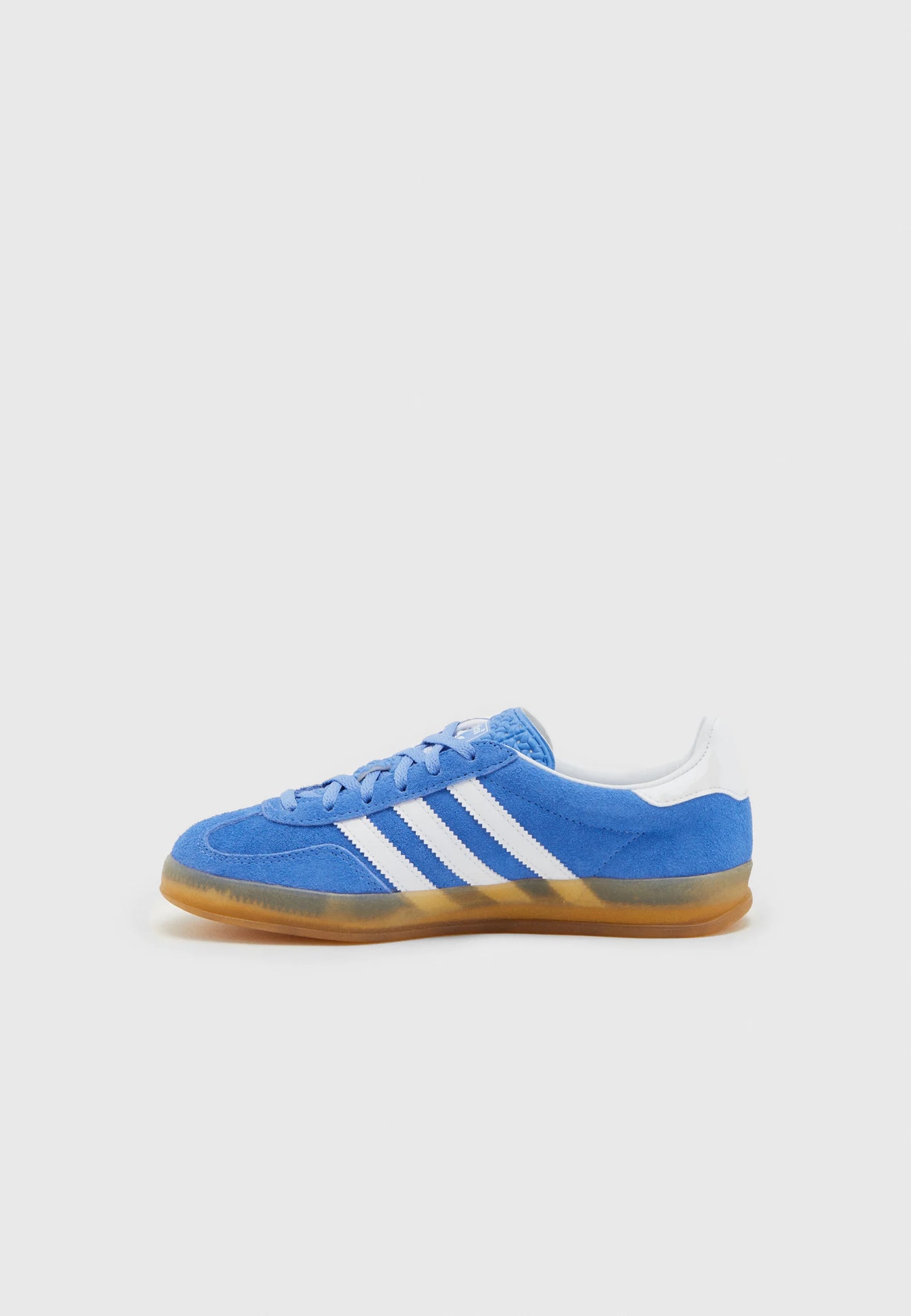 Adidas Gazelle Indoor Blue Fusion Gum, den perfekte sneaker.
set fra siden