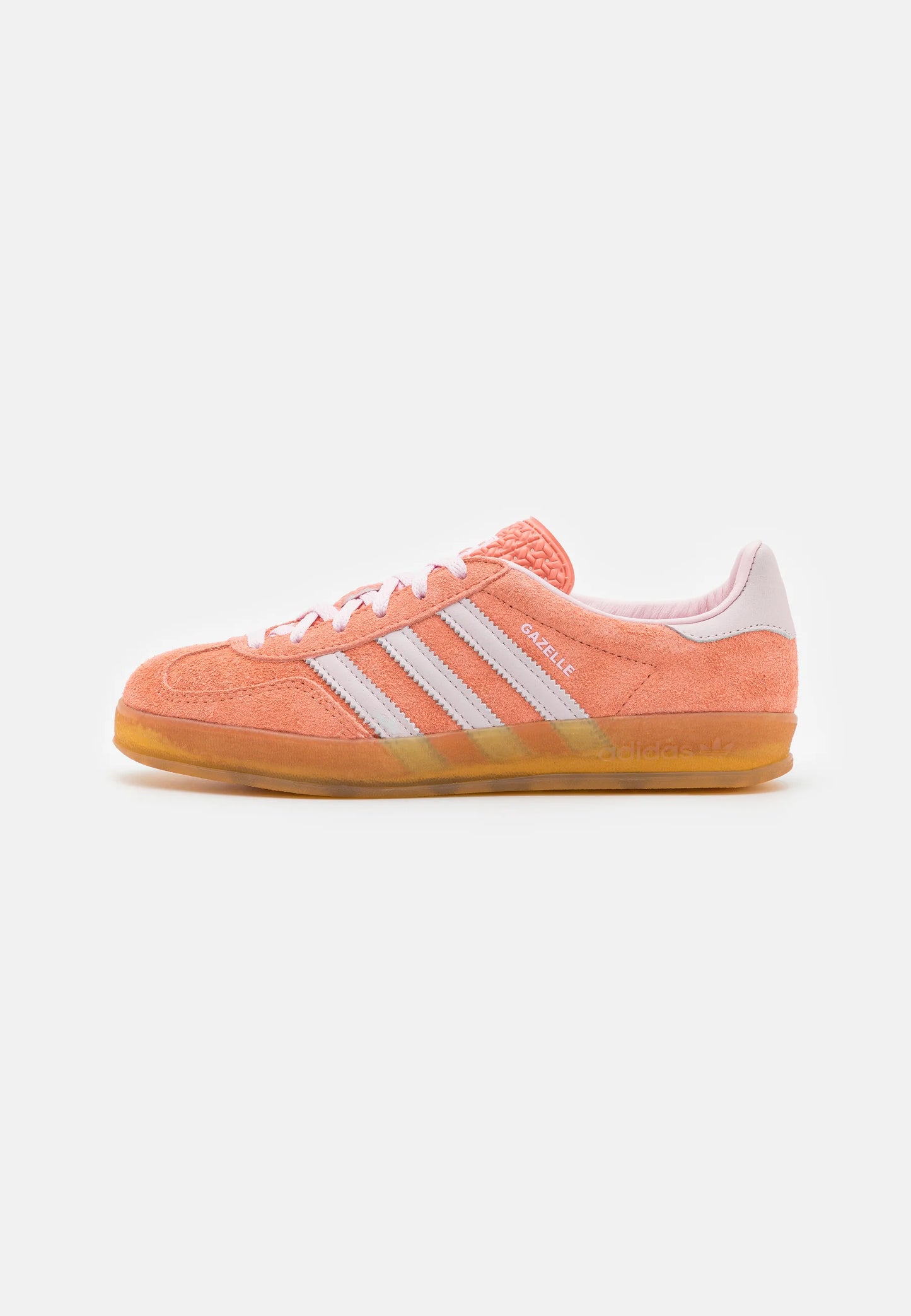 Adidas Gazelle Indoor Wonder clay
Er den perfekte Sneaker til både sport og streetwear. Den giver et frisk look når du går på gaden, denne stilet sneaker sørger for du bliver bemærket
set fra siden