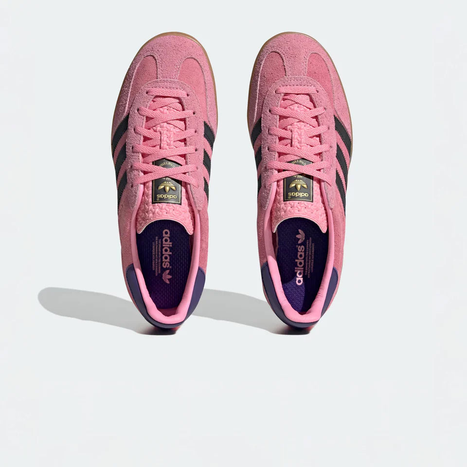 Adidas Gazelle indoor Bliss pink, den perfekte sneaker til hverdagen.
set fra toppen