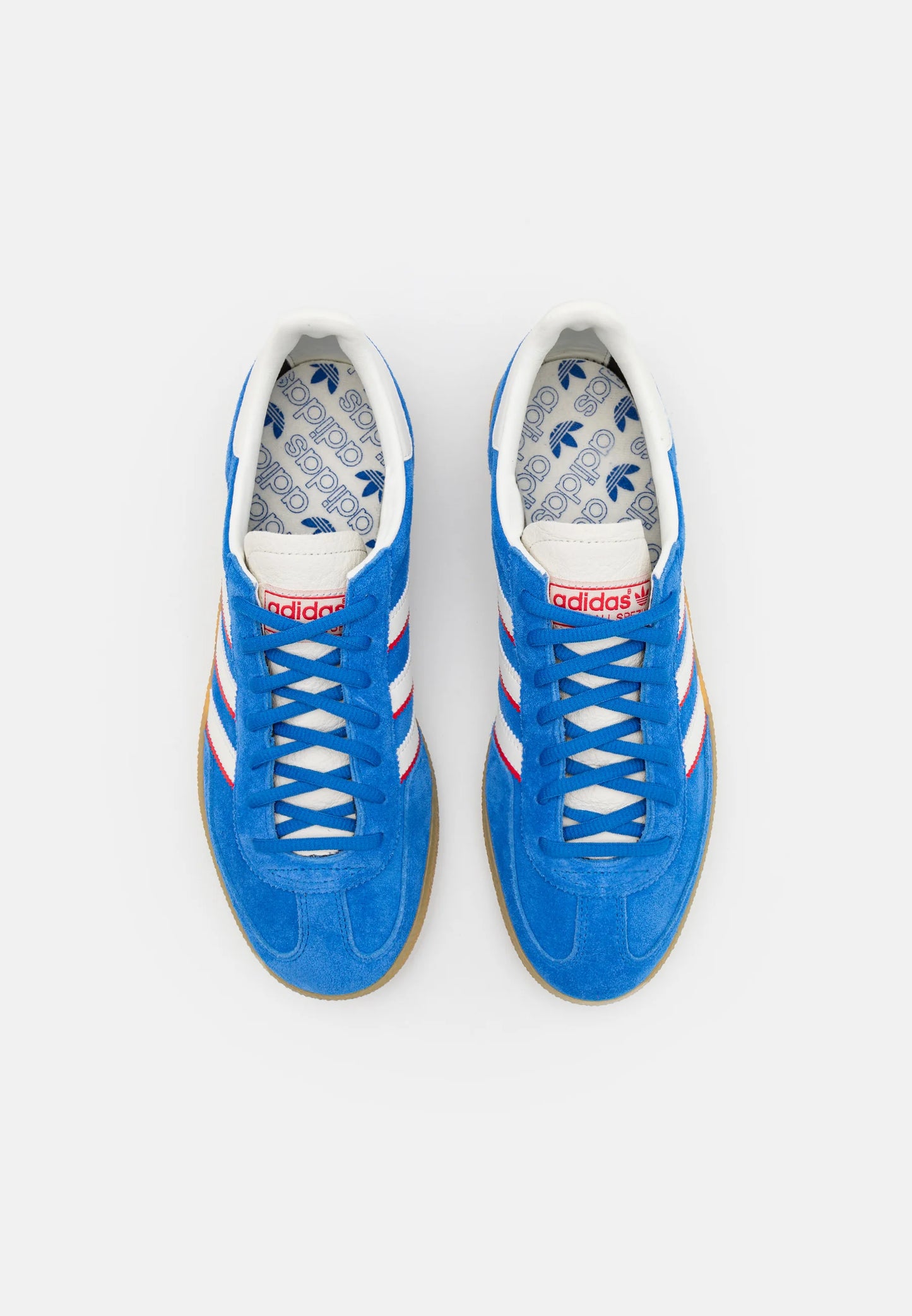 Adidas Handball Spezial Better scarlet Blue
Shop dit næste par Handball Spezial. Disse Handball Spezial, er de perfekte sneaker til enhver lejlighed. Deres elegante design sikre dig en alsidig sneaker.
set fra toppen