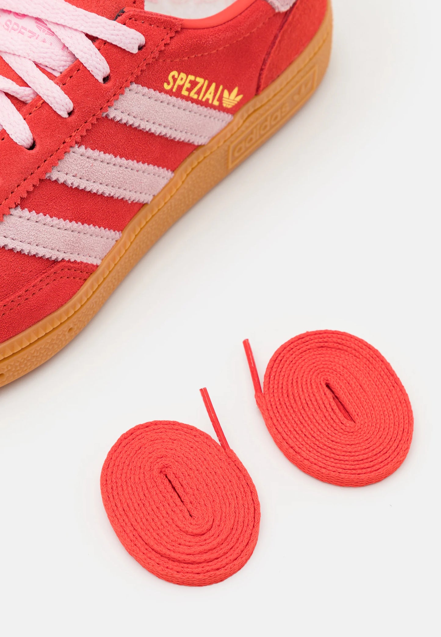 Adidas Handball Spezial Bright red Clear Pink
Shop dit næste par Handball Spezial. Disse Handball Spezial, er de perfekte sneaker til enhver lejlighed. Deres elegante design sikre dig en alsidig sneaker.
Set fra med ekstra snørrebånd