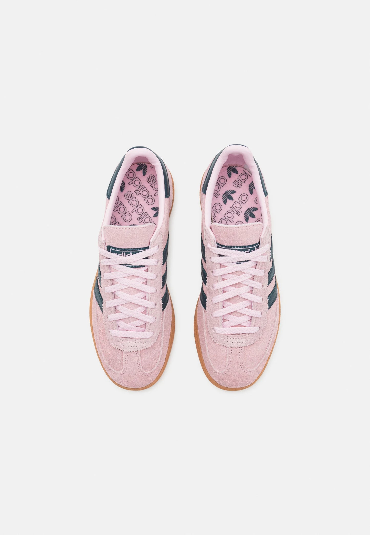 Adidas Handball Spezial Clear Pink
Shop dit næste par Handball Spezial. Disse Handball Spezial, er de perfekte sneaker til enhver lejlighed. Deres elegante design sikre dig en alsidig sneaker.
set fra toppen