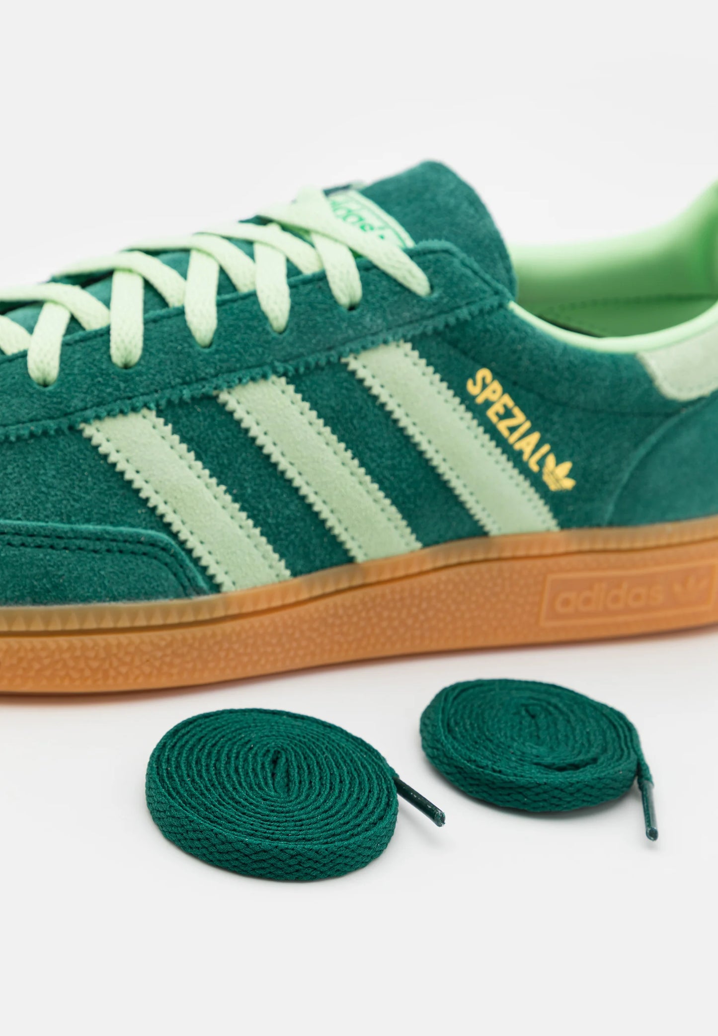 Adidas Handball Spezial Collegiate Green Semi Green Spark
Shop dit næste par Handball Spezial. Disse Handball Spezial, er de perfekte sneaker til enhver lejlighed. Deres elegante design sikre dig en alsidige sneaker.
set fra siden med ekstra snørebånd