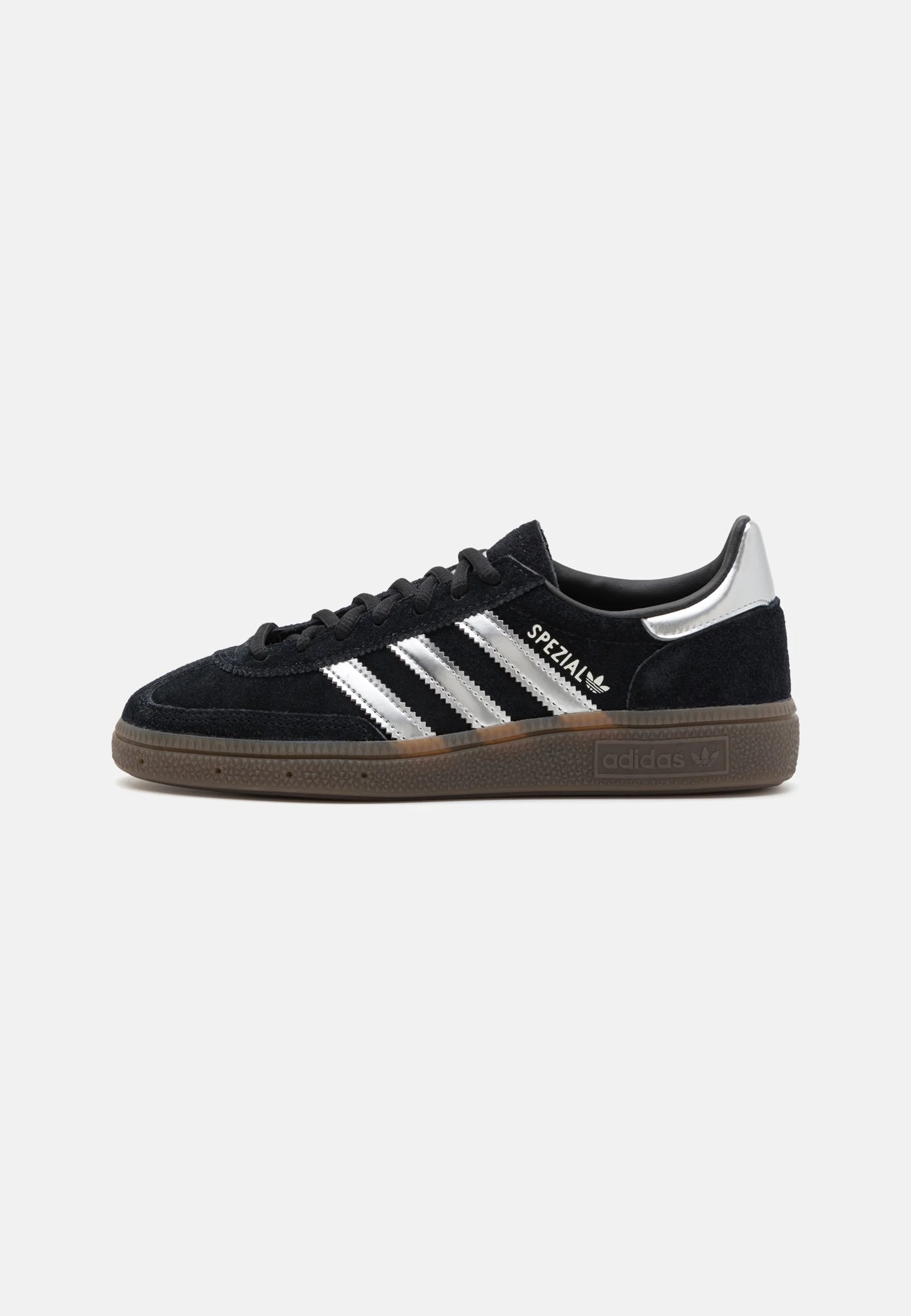 Adidas Handball Spezial Core Black Silver Metallic.
Den perfekte sneaker, klassisk med et lille pift. Du får her en af de helt klassiske sneakers, med et lille twist. Den sikre et frisk og moderne look. Shop Adidas Handball Spezial idag
set fra siden
