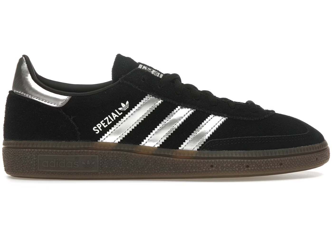 Adidas Handball Spezial Core Black Silver Metallic.
Den perfekte sneaker, klassisk med et lille pift. Du får her en af de helt klassiske sneakers, med et lille twist. Den sikre et frisk og moderne look. Shop Adidas Handball Spezial idag
Set fra siden