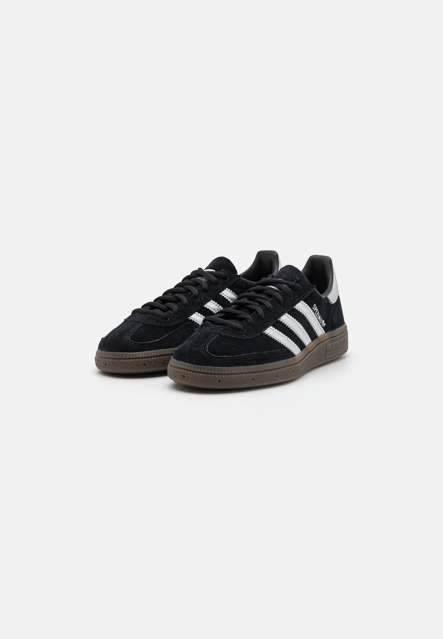 Adidas Handball Spezial Core Black Silver Metallic.
Den perfekte sneaker, klassisk med et lille pift. Du får her en af de helt klassiske sneakers, med et lille twist. Den sikre et frisk og moderne look. Shop Adidas Handball Spezial idag
set fra toppen