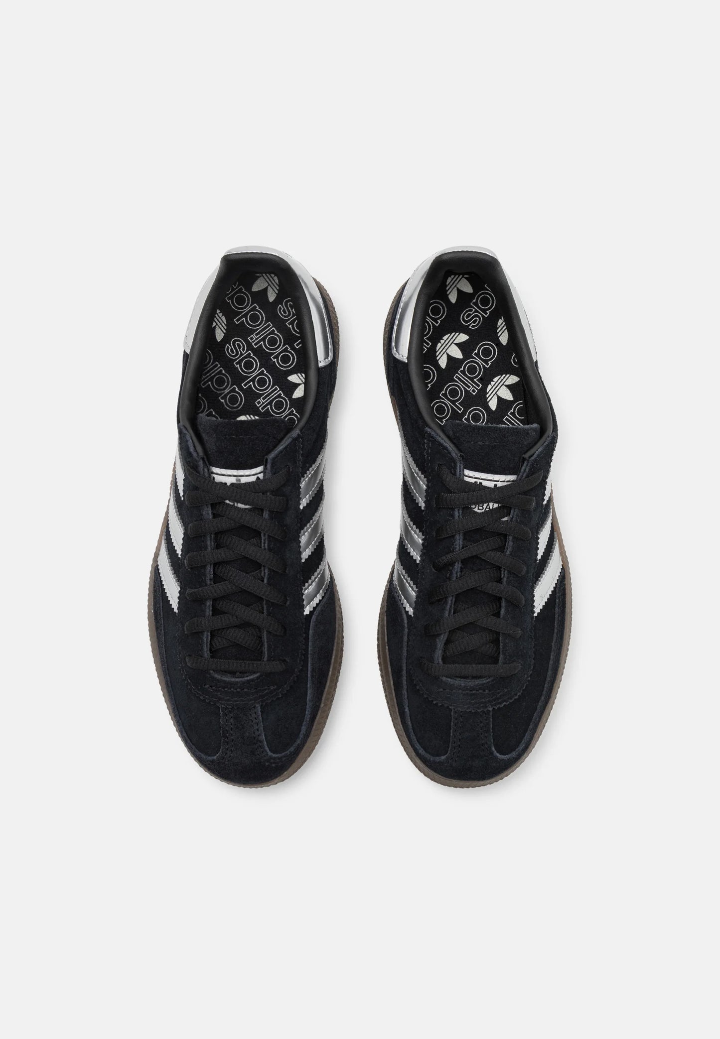 Adidas Handball Spezial Core Black Silver Metallic.
Den perfekte sneaker, klassisk med et lille pift. Du får her en af de helt klassiske sneakers, med et lille twist. Den sikre et frisk og moderne look. Shop Adidas Handball Spezial idag
set fra toppen
