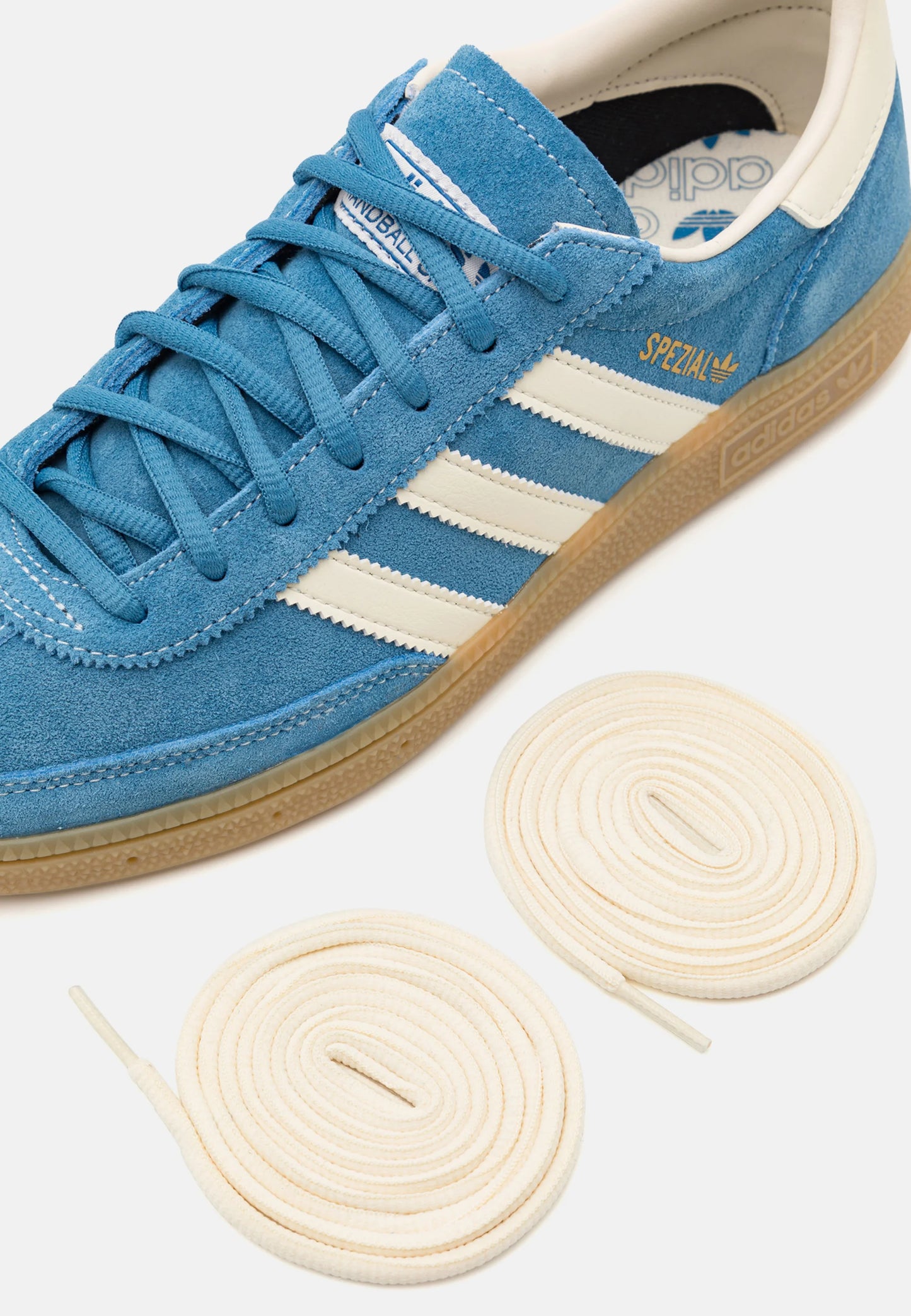 Adidas Handball Spezial Core blue cream white
Shop dit næste par Handball Spezial. Disse Handball Spezial Wonder Silver, er de perfekte sneaker til enhver lejlighed. Deres elegante design sikre dig en alsidig sneaker.
Set med ekstra snørrebånd