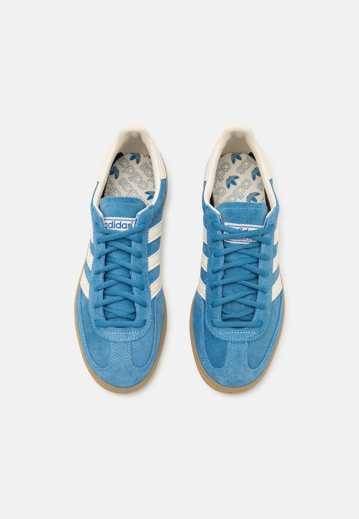 Adidas Handball Spezial Core blue cream white
Shop dit næste par Handball Spezial. Disse Handball Spezial Wonder Silver, er de perfekte sneaker til enhver lejlighed. Deres elegante design sikre dig en alsidig sneaker.
Set fra toppen