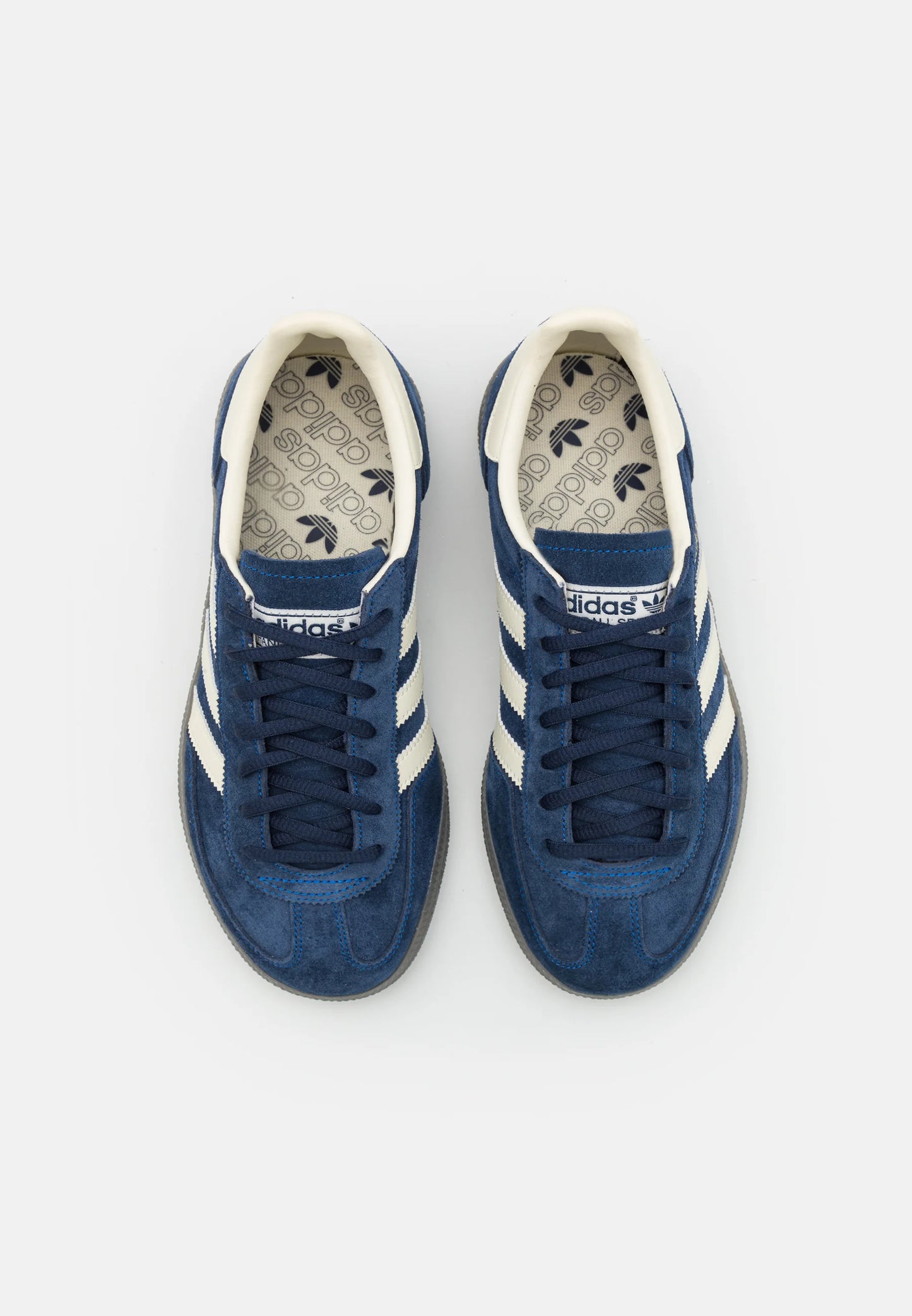 Adidas Handball Spezial Night Navy cream white
Shop dit næste par Handball Spezial. Disse Handball Spezial, er de perfekte sneaker til enhver lejlighed. Deres elegante design sikre dig en alsidig sneaker.
set fra toppen