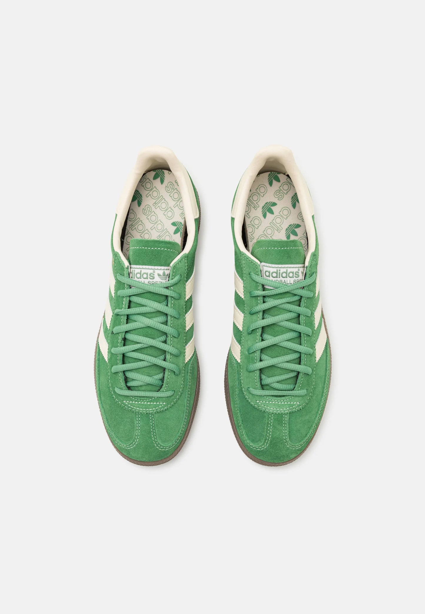 Adidas Handball Spezial Preloved Green
Shop dit næste par Handball Spezial. Disse Handball Spezial, er de perfekte sneaker til enhver lejlighed. Deres elegante design sikre dig en alsidig sneaker.
Top view