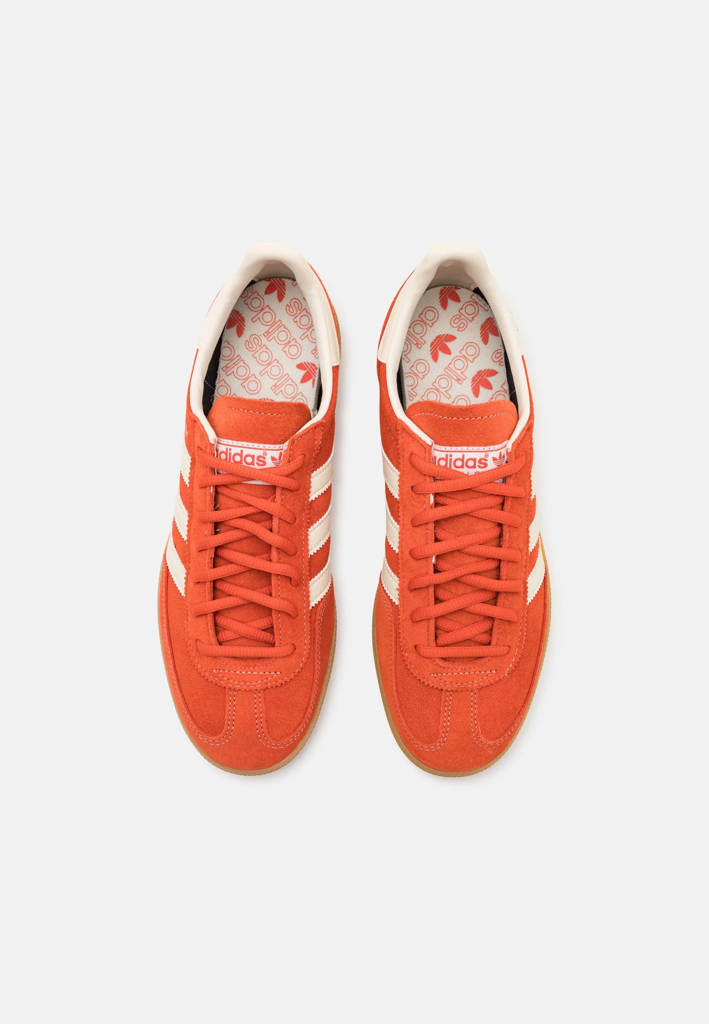 Adidas Handball Spezial Preloved Red
Shop dit næste par Handball Spezial. Disse Handball Spezial, er de perfekte sneaker til enhver lejlighed. Deres elegante design sikre dig en alsidig sneaker.
top view