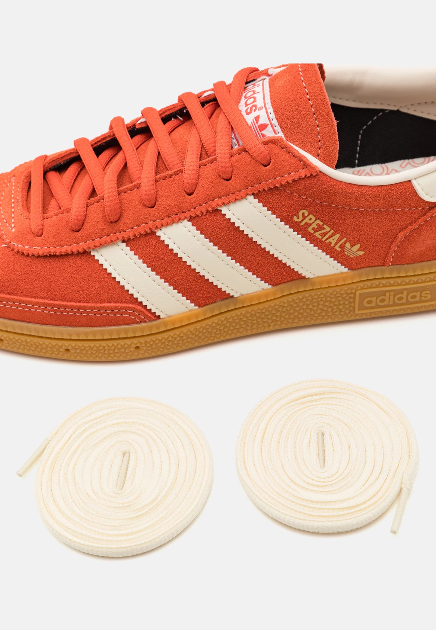 Adidas Handball Spezial Preloved Red
Shop dit næste par Handball Spezial. Disse Handball Spezial, er de perfekte sneaker til enhver lejlighed. Deres elegante design sikre dig en alsidig sneaker.
ekstra snørebånd