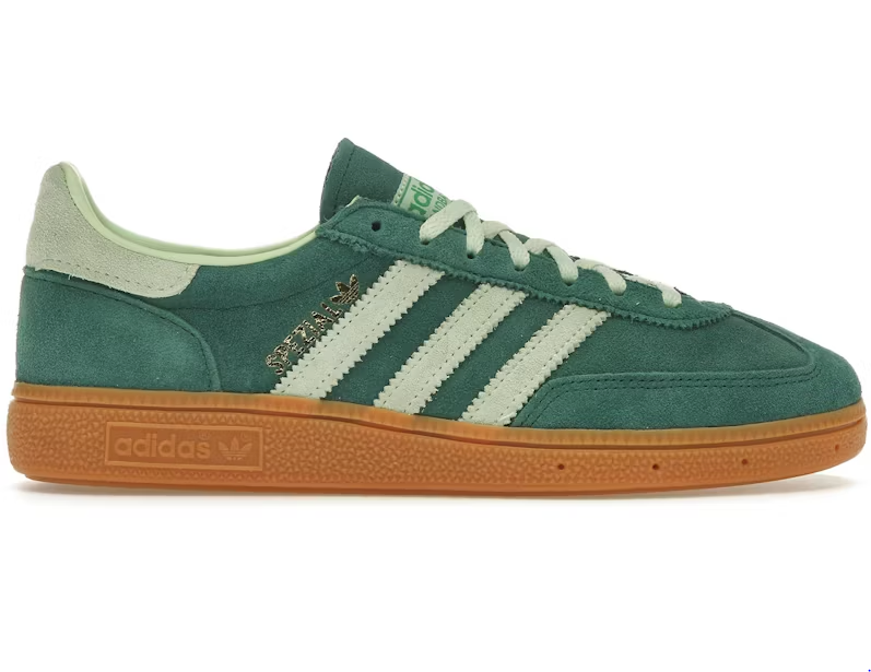 Adidas Handball Spezial Semi Spark Colligate green
Shop dit næste par Handball Spezial. Disse Handball Spezial, er de perfekte sneaker til enhver lejlighed. Deres elegante design sikre dig en alsidig sneaker.