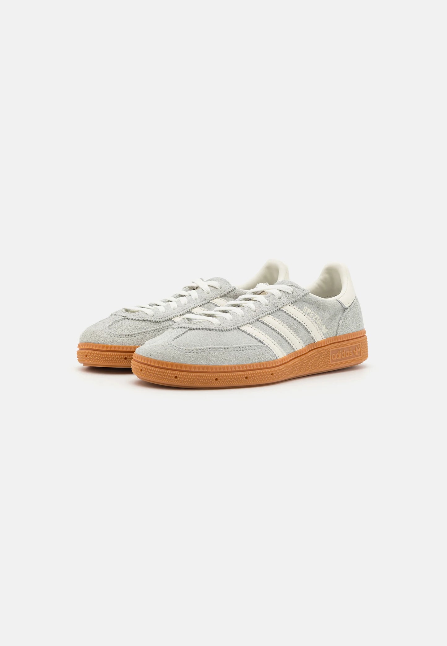 Adidas Handball Spezial Wonder Silver
Shop dit næste par Handball Spezial. Disse Handball Spezial Wonder Silver, er de perfekte sneaker til enhver lejlighed. Deres elegante design sikre dig en alsidig sneaker.
Set fra siden