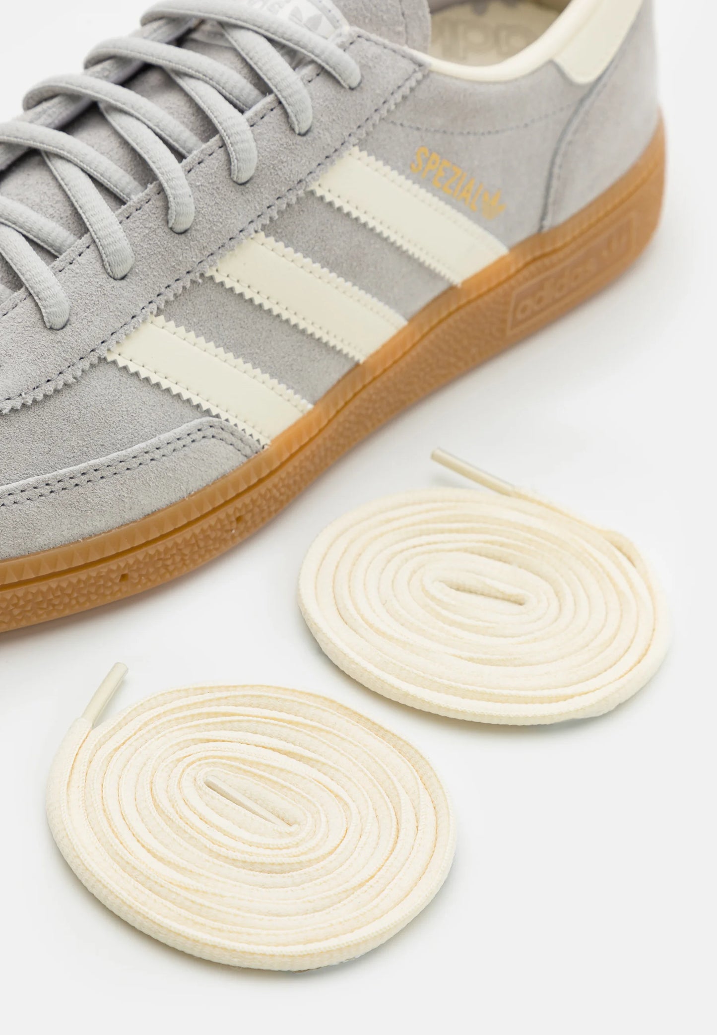 Adidas Handball spezial Cream grey
Den perfekte sneaker, klassisk med et lille pift. Du får her en af de helt klassiske sneakers, med et lille twist. Den sikre et frisk og moderne look. Shop Adidas Handball Spezial idag
set med ekstra snørebånd