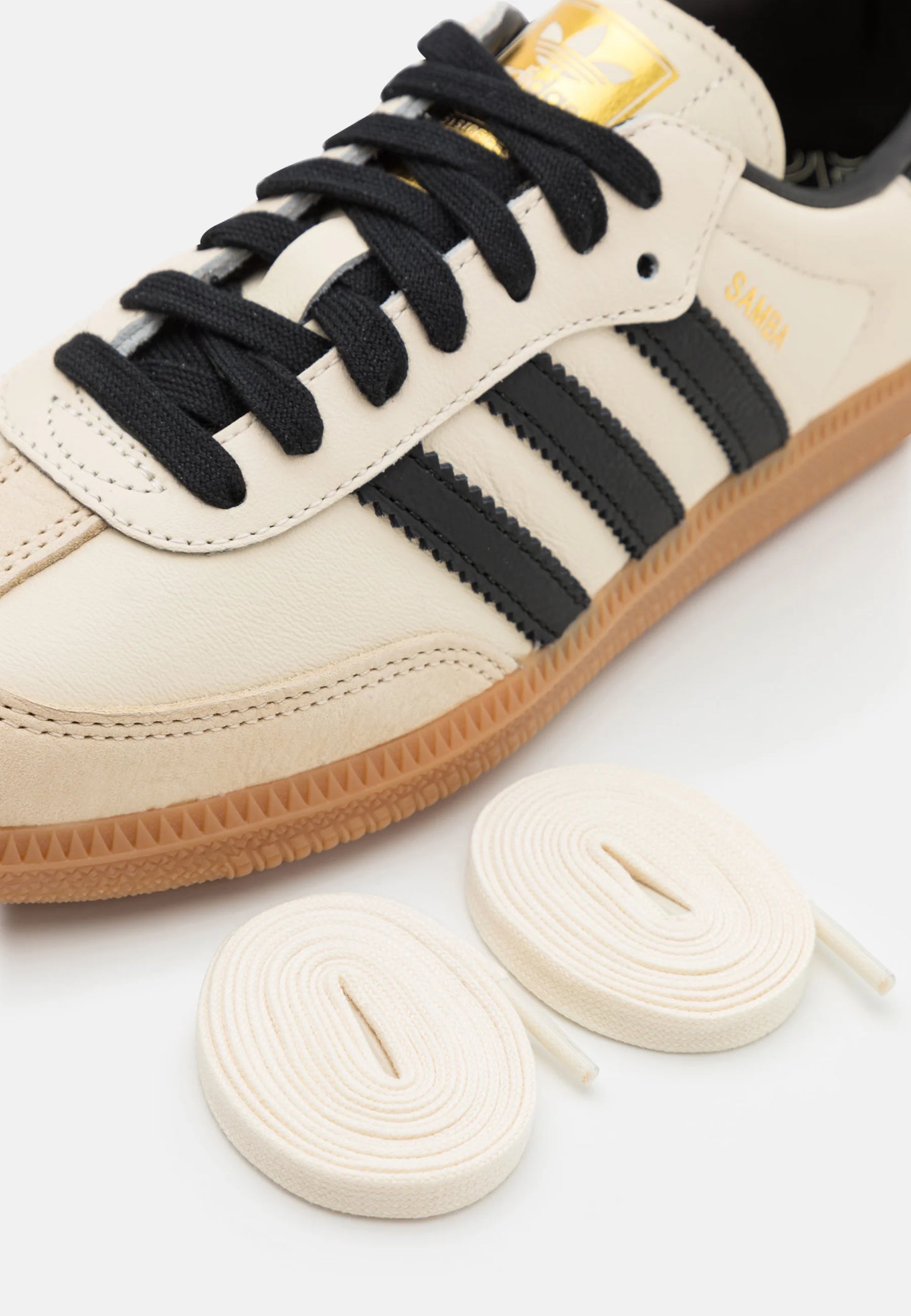 Adidas Samba Og Cream white sand strata
Gum Shop dit næste par Adidas Samba her hos os. Samba er den perfekte kvalitets sko, med sin yderst gode komfort er det den perfekte sneaker til alle. Køb dem lige her
ekstra snørebånd