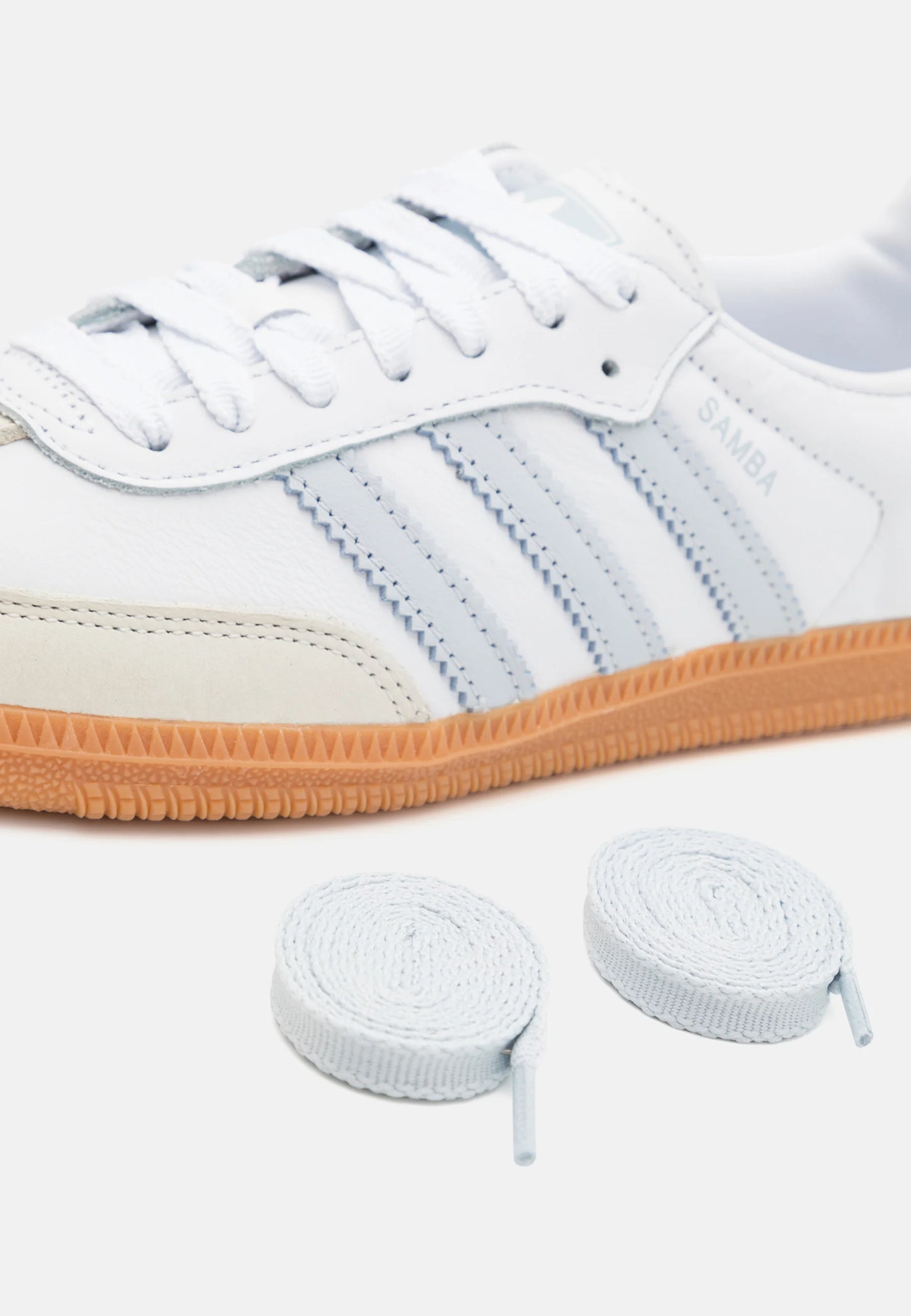 Adidas Samba Og Halo blue
Shop dit næste par Adidas Samba her hos os. Samba er den perfekte kvalitets sko, med sin yderst gode komfort er det den perfekte sneaker til alle. Køb dem lige her
Set med ekstra snørebånd