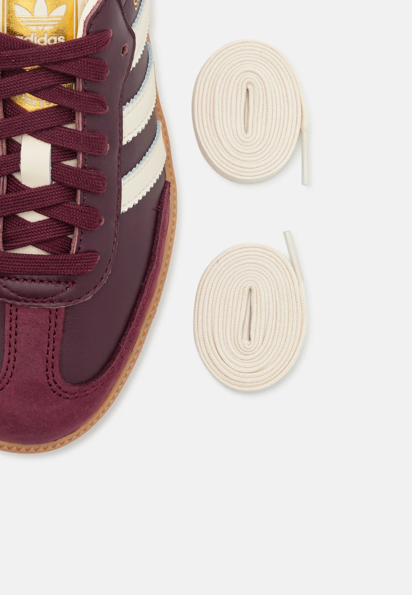 Adidas Samba og Maroon Gold.
Den perfekte sneaker fra Adidas, i sin lækre farve er den garanteret til at få dig til at skille sig ud. Køb denne Samba model allerede idag.
set med ekstra snørrebånd