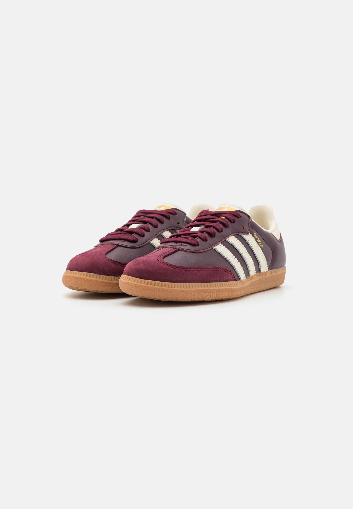 Adidas Samba og Maroon Gold.
Den perfekte sneaker fra Adidas, i sin lækre farve er den garanteret til at få dig til at skille sig ud. Køb denne Samba model allerede idag.
Set fra siden begge sko