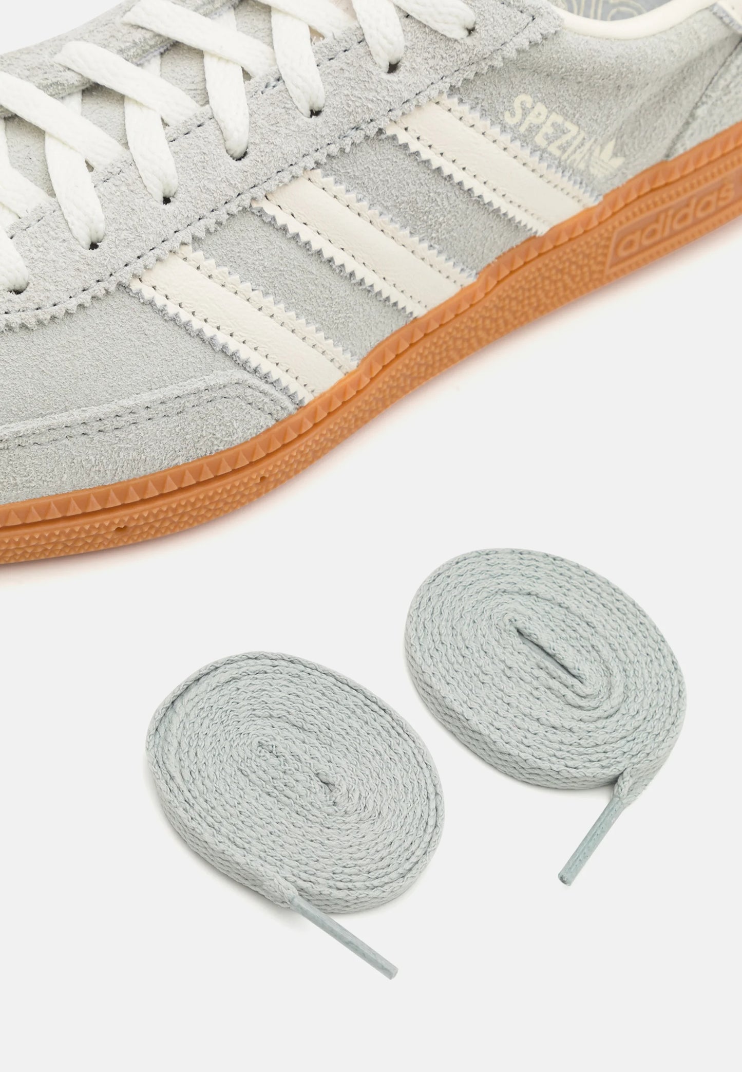 Adidas Handball Spezial Wonder Silver
Shop dit næste par Handball Spezial. Disse Handball Spezial Wonder Silver, er de perfekte sneaker til enhver lejlighed. Deres elegante design sikre dig en alsidig sneaker.