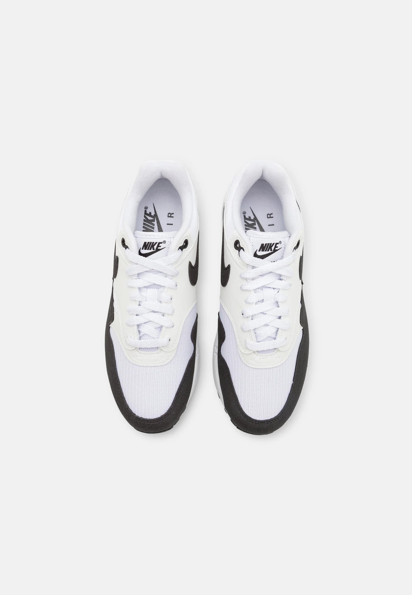 Nike Air Max 1 Black white neutral grey De perfekte Air max 1 fra Nike af. Disse sneakers går godt til de fleste outfits. De er sikrede at få dig til at skille dig ud. Perfekte Sneakers til enhver
Set fra samlet
set fra toppen