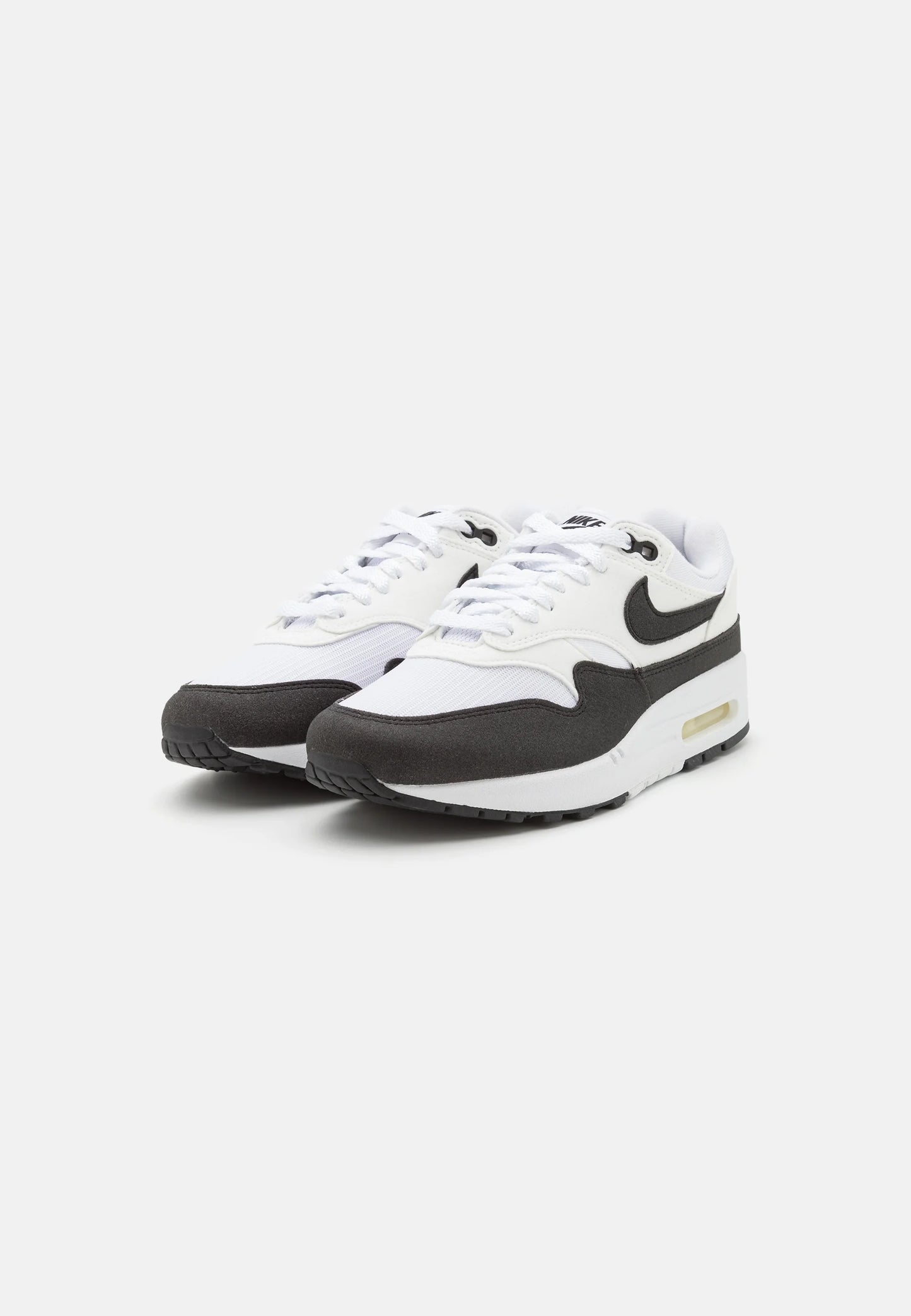 Nike Air Max 1 Black white neutral grey De perfekte Air max 1 fra Nike af. Disse sneakers går godt til de fleste outfits. De er sikrede at få dig til at skille dig ud. Perfekte Sneakers til enhver
Set fra samlet