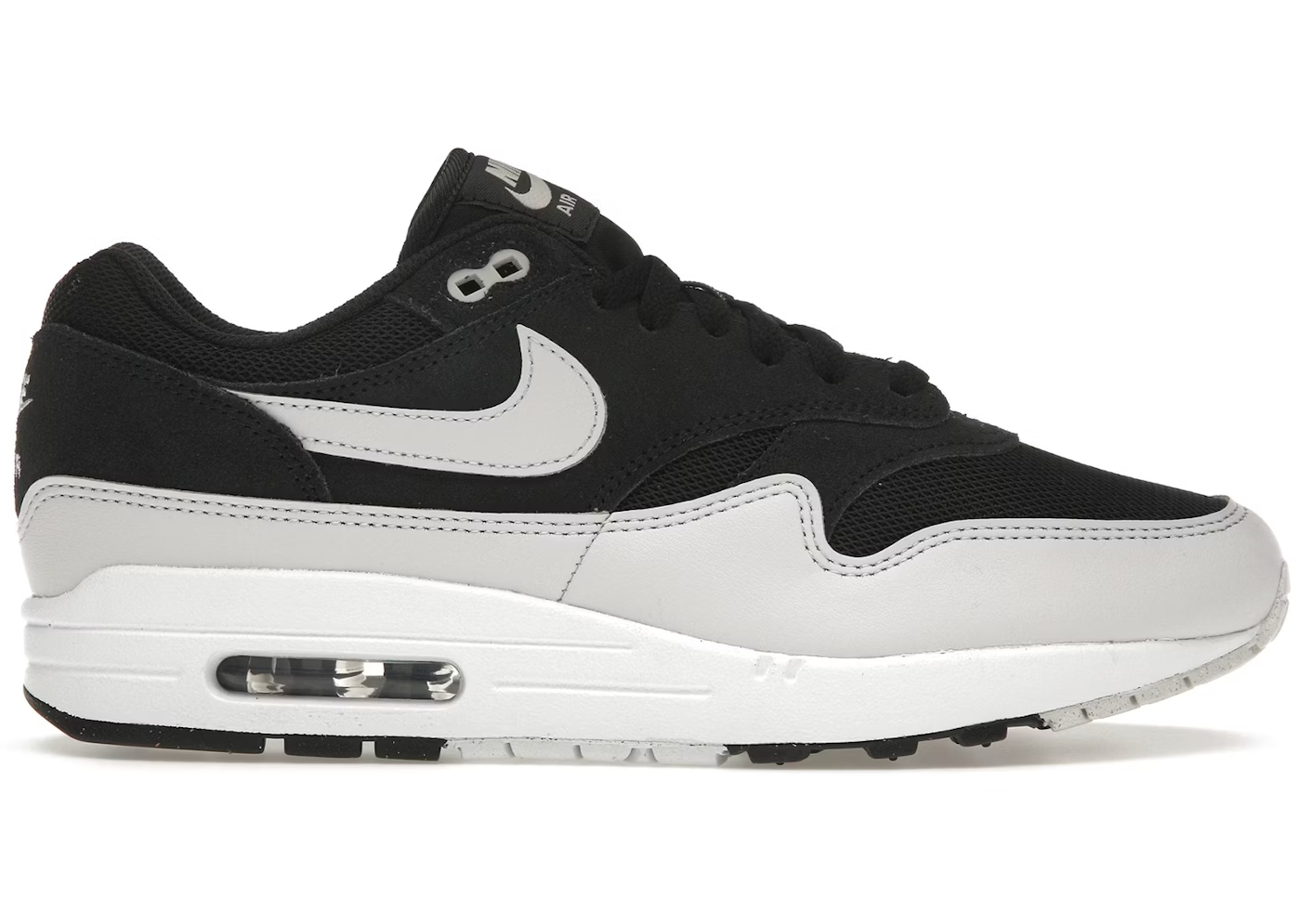 Nike Air Max 1 Essential Off Noir Vast Grey. Den perfekte stilrene sneaker til foråret, shop denne billige sneaker direkte hos os idag.
Set fra siden