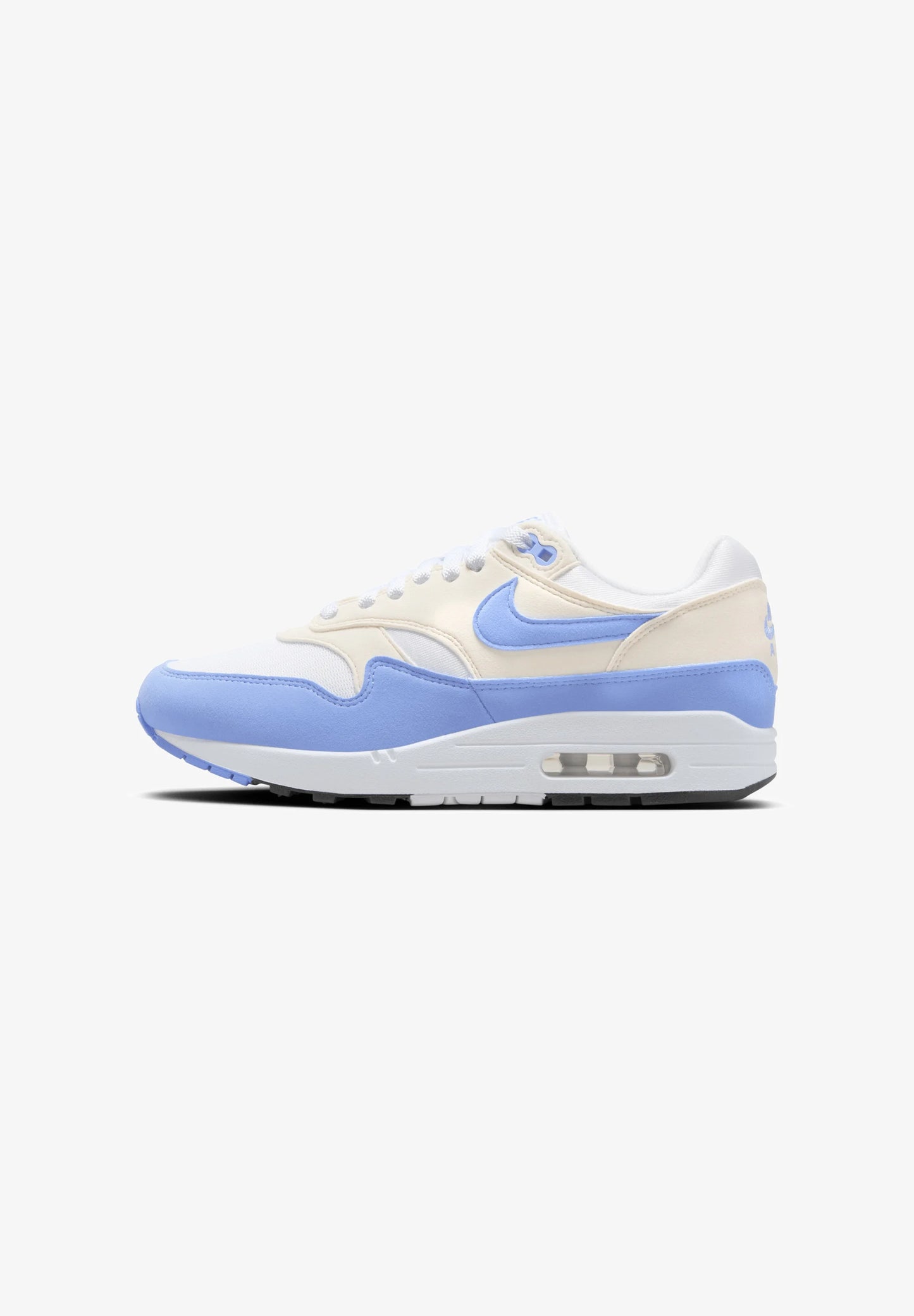 Nike Air Max 1 Royal Pulse wmns
De perfekte Air max 1 fra Nike af. Disse sneakers går godt til de fleste outfits. De er sikrede at få dig til at skille dig ud. Perfekte Sneakers til enhver lejlighed
set fra siden