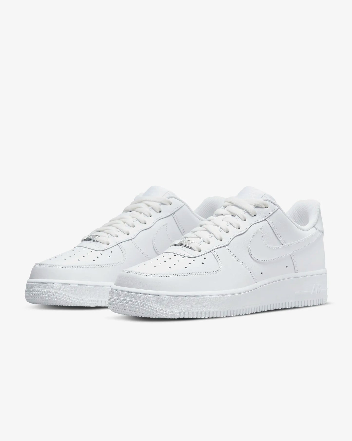 Nike Air force 1
En tidsløs klassiker. Sneakeren alle kender. Denne sneaker med sin bløde gummi sål er det perfekte valg til en hver Nike elsker.