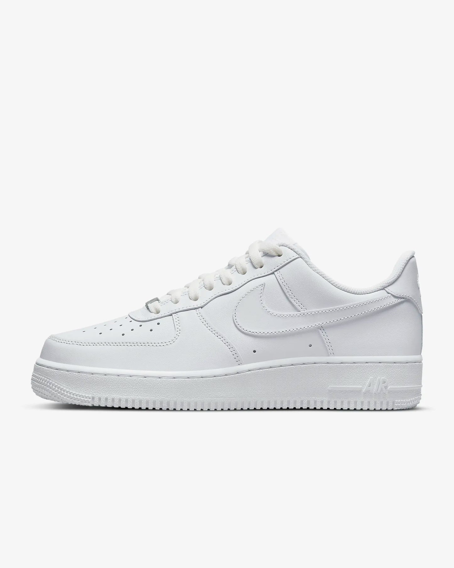 Nike Air force 1
En tidsløs klassiker. Sneakeren alle kender. Denne sneaker med sin bløde gummi sål er det perfekte valg til en hver Nike elsker.