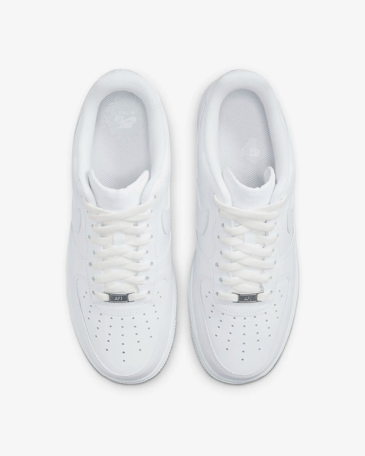 Nike Air force 1
En tidsløs klassiker. Sneakeren alle kender. Denne sneaker med sin bløde gummi sål er det perfekte valg til en hver Nike elsker.
set fra oven