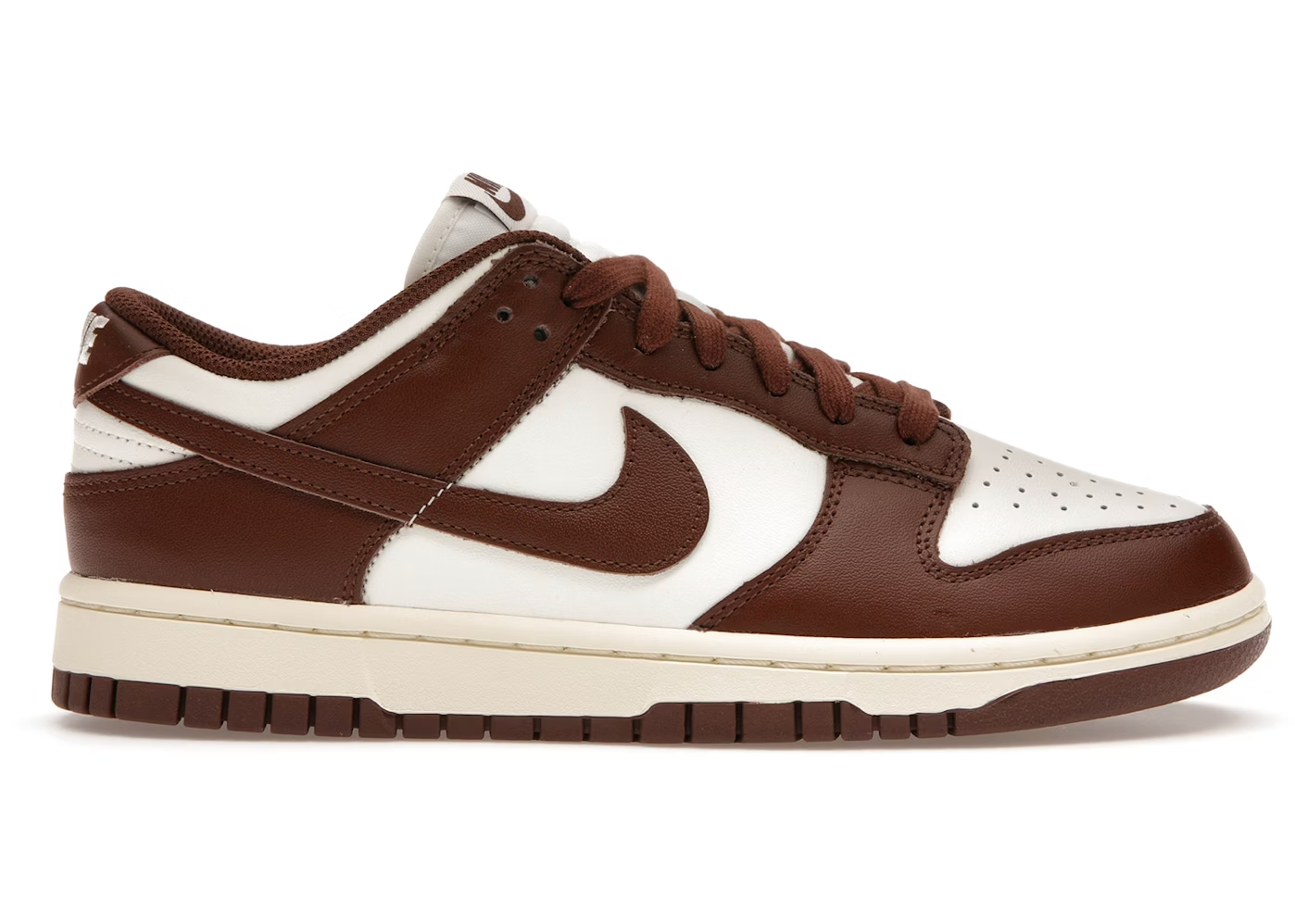 Nike Dunk Low Cacao Wow
En tidsløs klassiker. Sneakeren alle kender. Denne sneaker med sin bløde gummi sål er det perfekte valg til en hver Nike elsker.