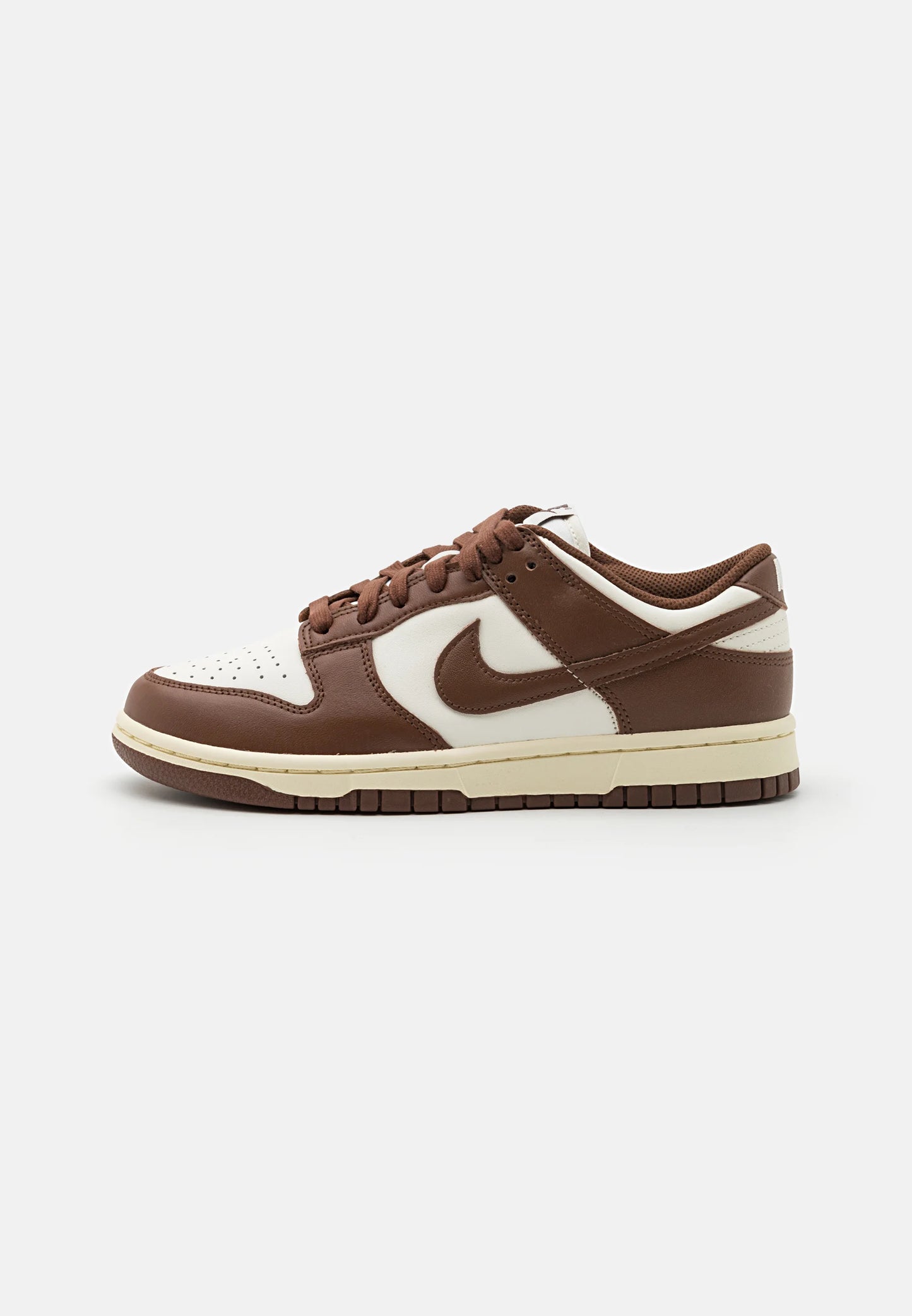Nike Dunk Low Cacao Wow
En tidsløs klassiker. Sneakeren alle kender. Denne sneaker med sin bløde gummi sål er det perfekte valg til en hver Nike elsker.
