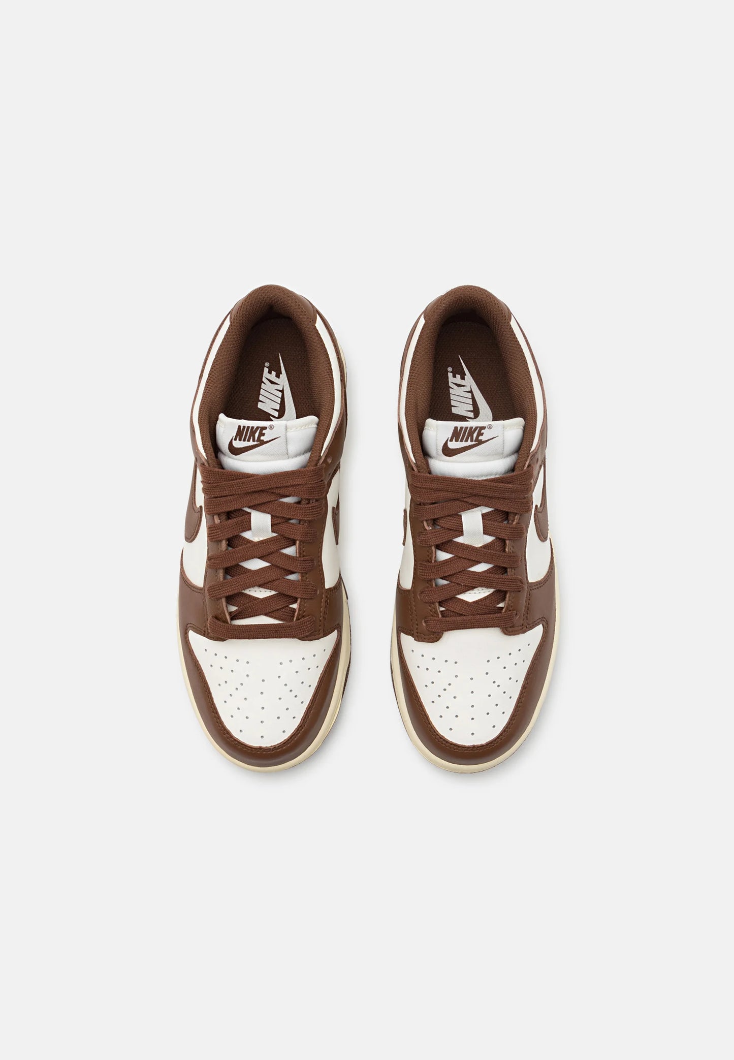 Nike Dunk Low Cacao Wow
En tidsløs klassiker. Sneakeren alle kender. Denne sneaker med sin bløde gummi sål er det perfekte valg til en hver Nike elsker.