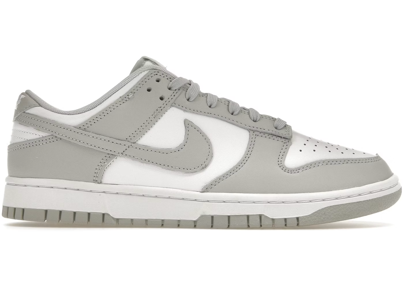 Nike Dunk Low Grey fog
En tidsløs klassiker. Sneakeren alle kender. Denne sneaker med sin bløde gummi sål er det perfekte valg til en hver Nike elsker.