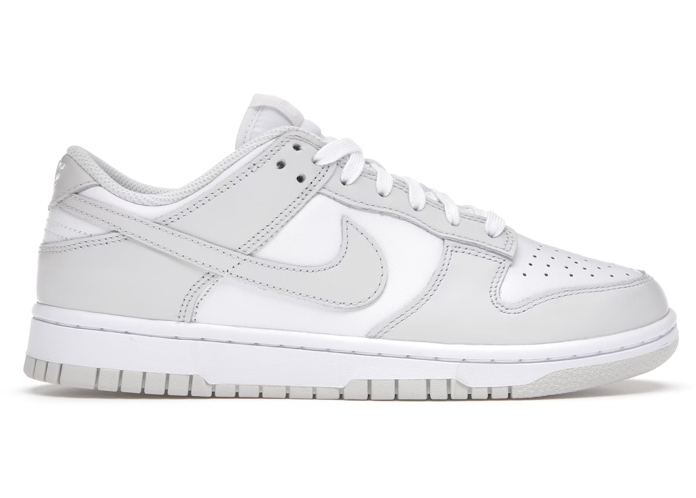 Nike Dunk Low Photon Dust
En tidsløs klassiker. Sneakeren alle kender. Denne sneaker med sin bløde gummi sål er det perfekte valg til en hver Nike elsker.