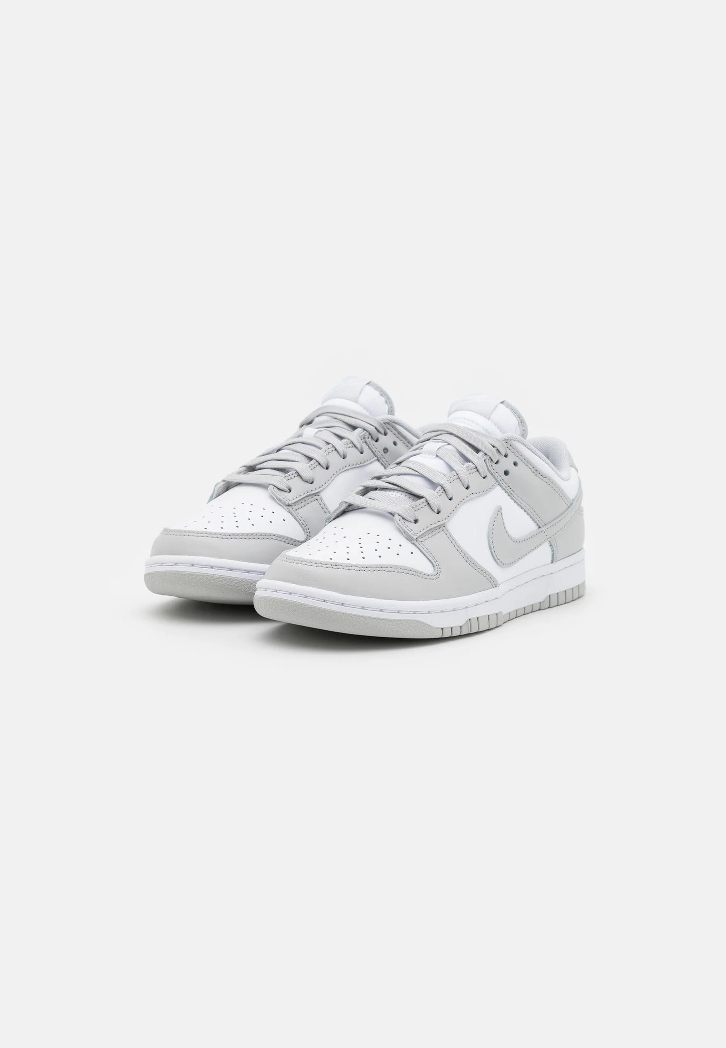 Nike Dunk Low Photon Dust
En tidsløs klassiker. Sneakeren alle kender. Denne sneaker med sin bløde gummi sål er det perfekte valg til en hver Nike elsker.