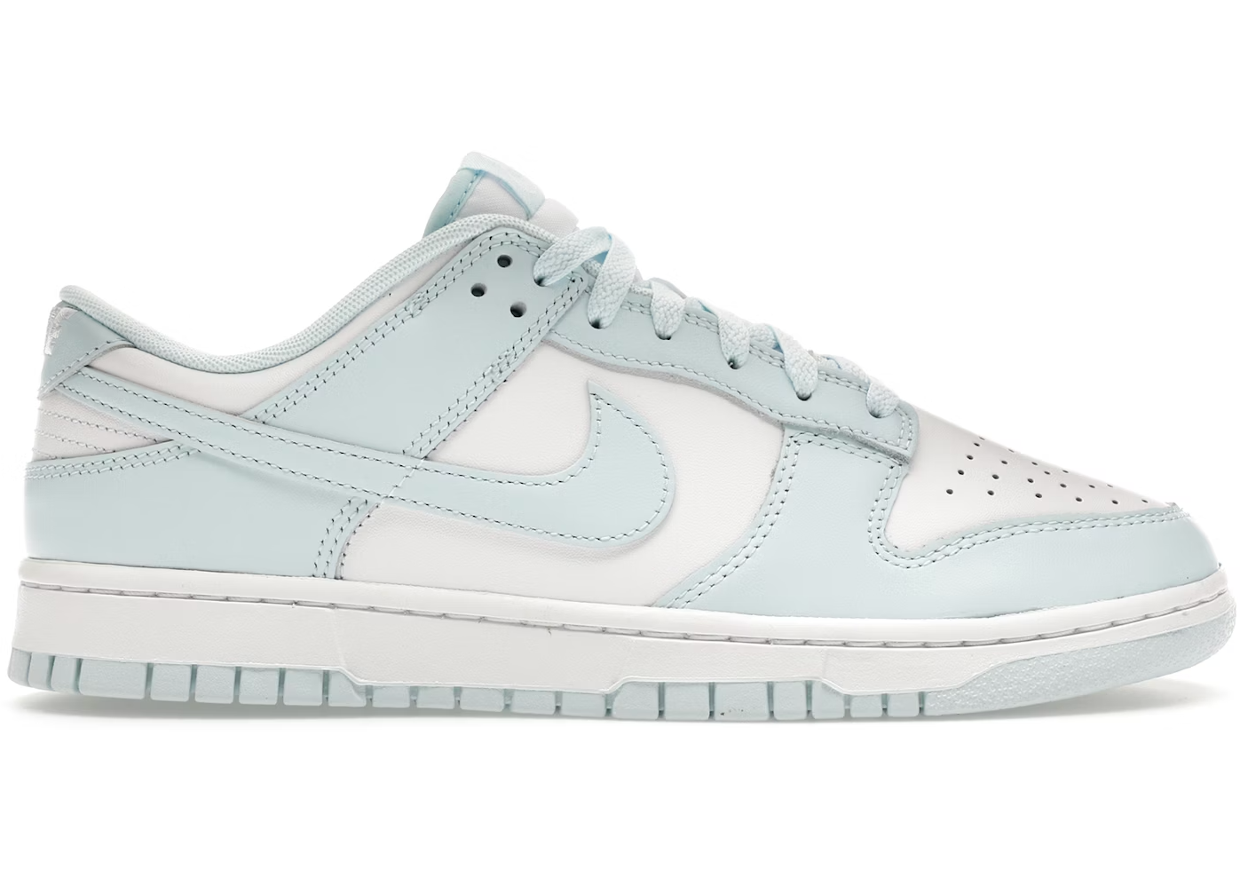 Nike Dunk Low White Glacier Blue
En tidsløs klassiker. Sneakeren alle kender. Denne sneaker med sin bløde gummi sål er det perfekte valg til en hver Nike elsker.
Set fra siden