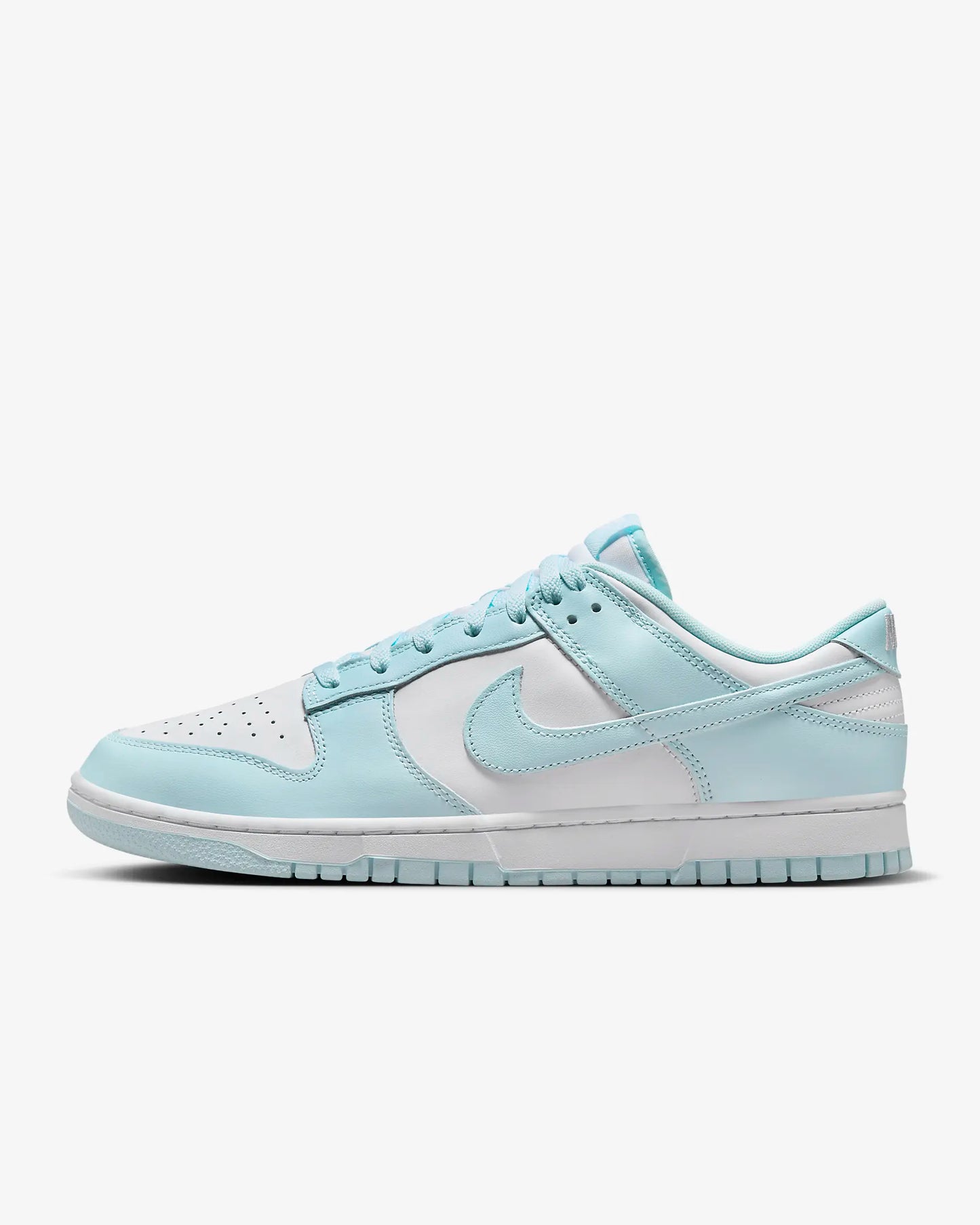 Nike Dunk Low White Glacier Blue
En tidsløs klassiker. Sneakeren alle kender. Denne sneaker med sin bløde gummi sål er det perfekte valg til en hver Nike elsker.
Set fra siden