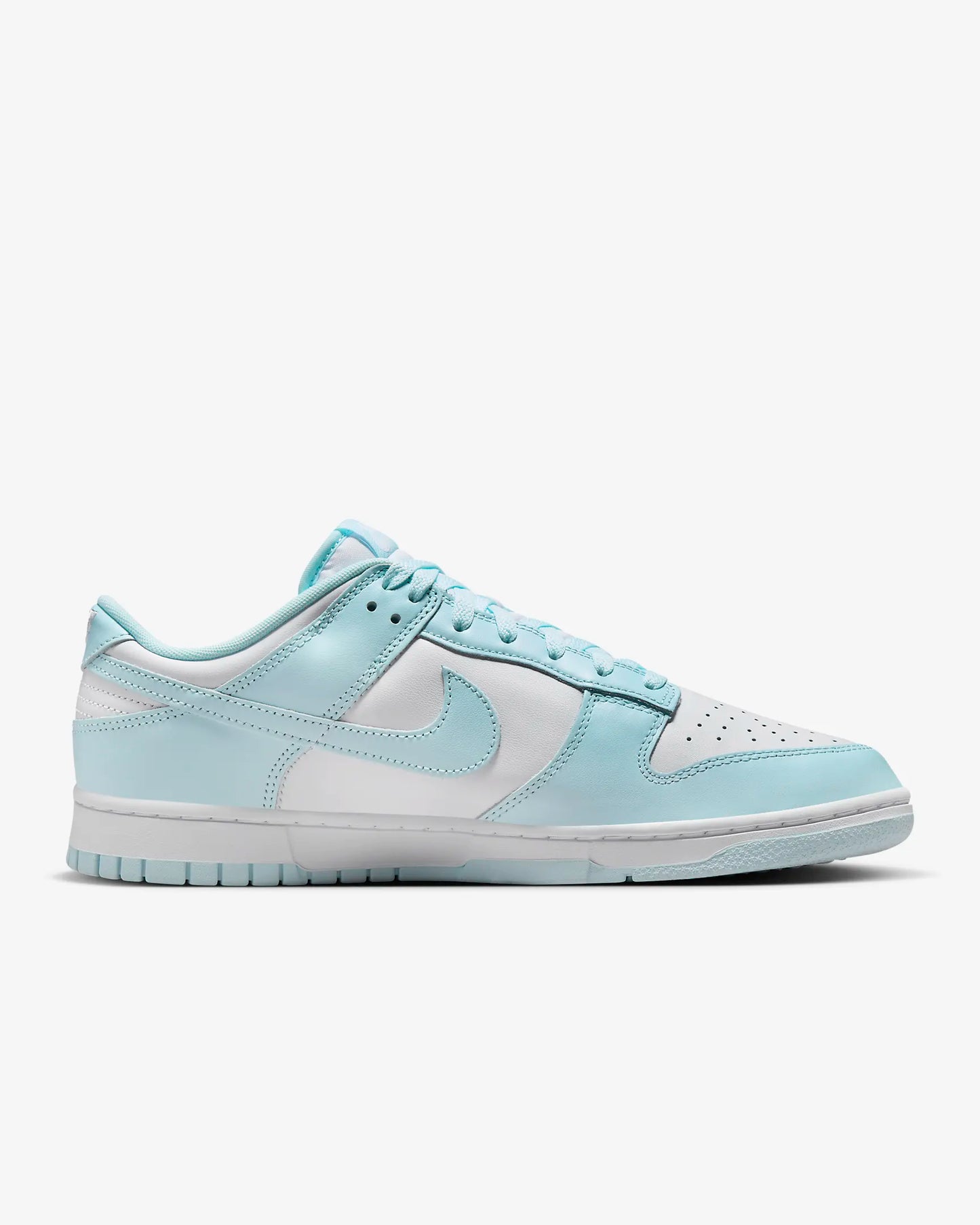 Nike Dunk Low White Glacier Blue
En tidsløs klassiker. Sneakeren alle kender. Denne sneaker med sin bløde gummi sål er det perfekte valg til en hver Nike elsker.