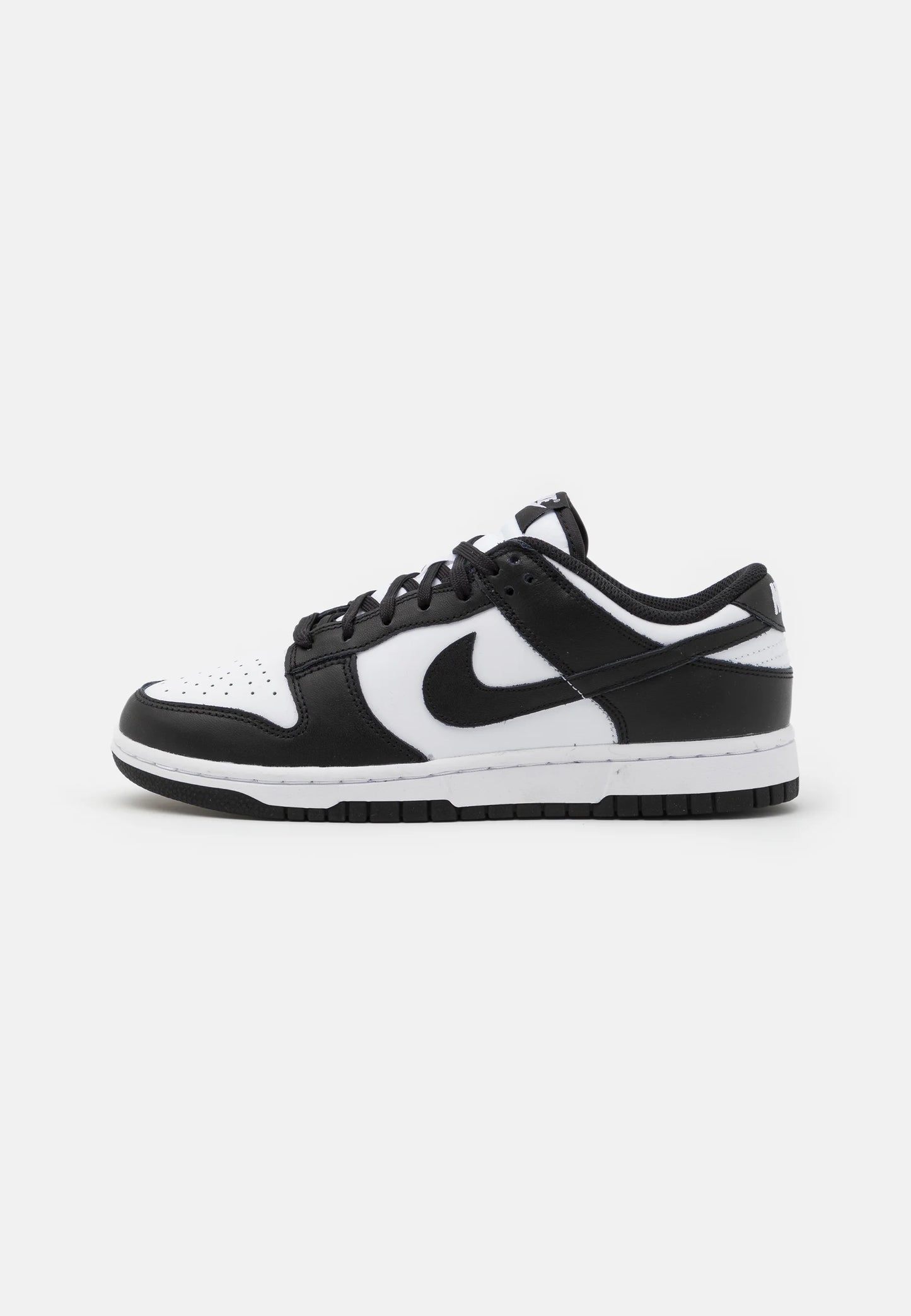 Nike Dunk Low panda
En tidsløs klassiker. Sneakeren alle kender. Denne sneaker med sin bløde gummi sål er det perfekte valg til en hver Nike elsker.