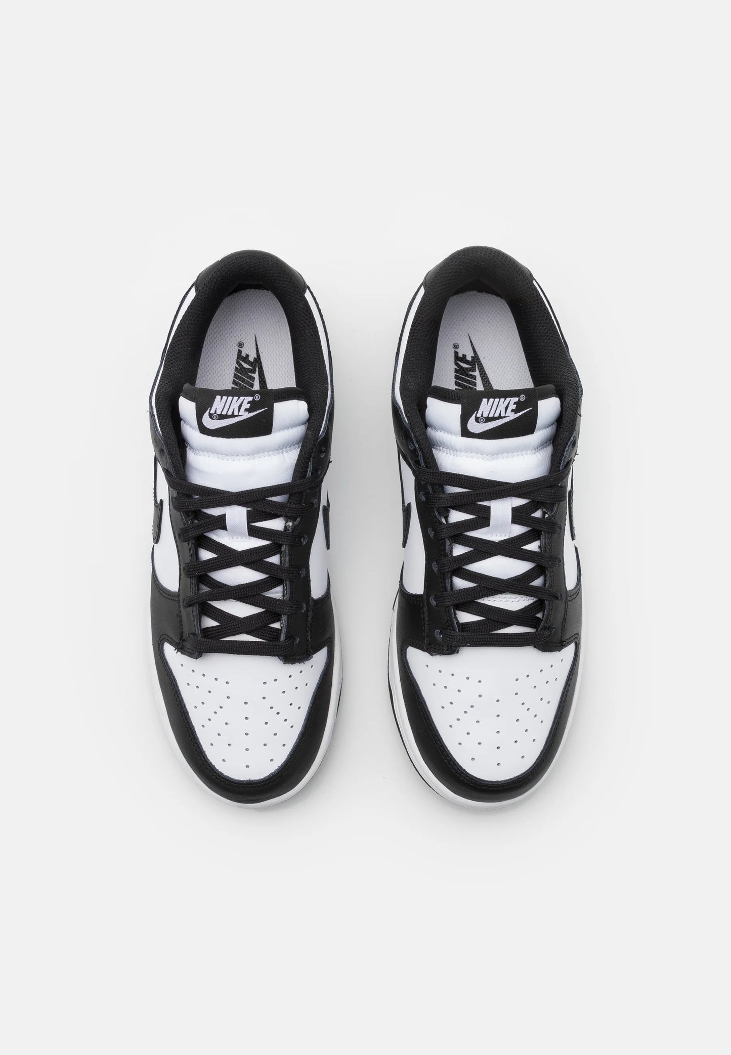 Nike Dunk Low panda
En tidsløs klassiker. Sneakeren alle kender. Denne sneaker med sin bløde gummi sål er det perfekte valg til en hver Nike elsker.