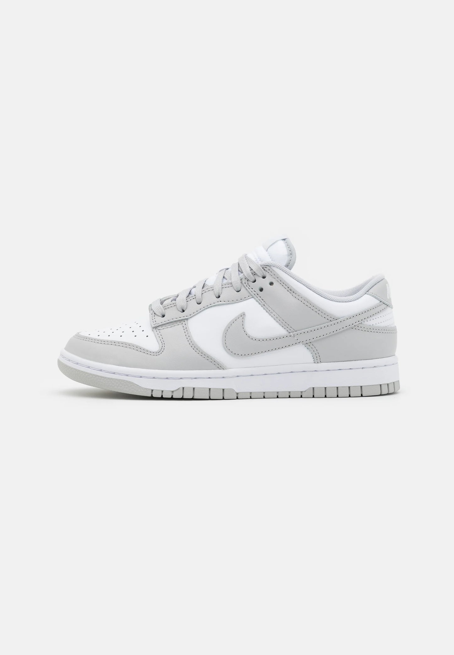 Nike Dunk Low photon dust
En tidsløs klassiker. Sneakeren alle kender. Denne sneaker med sin bløde gummi sål er det perfekte valg til en hver Nike elsker.