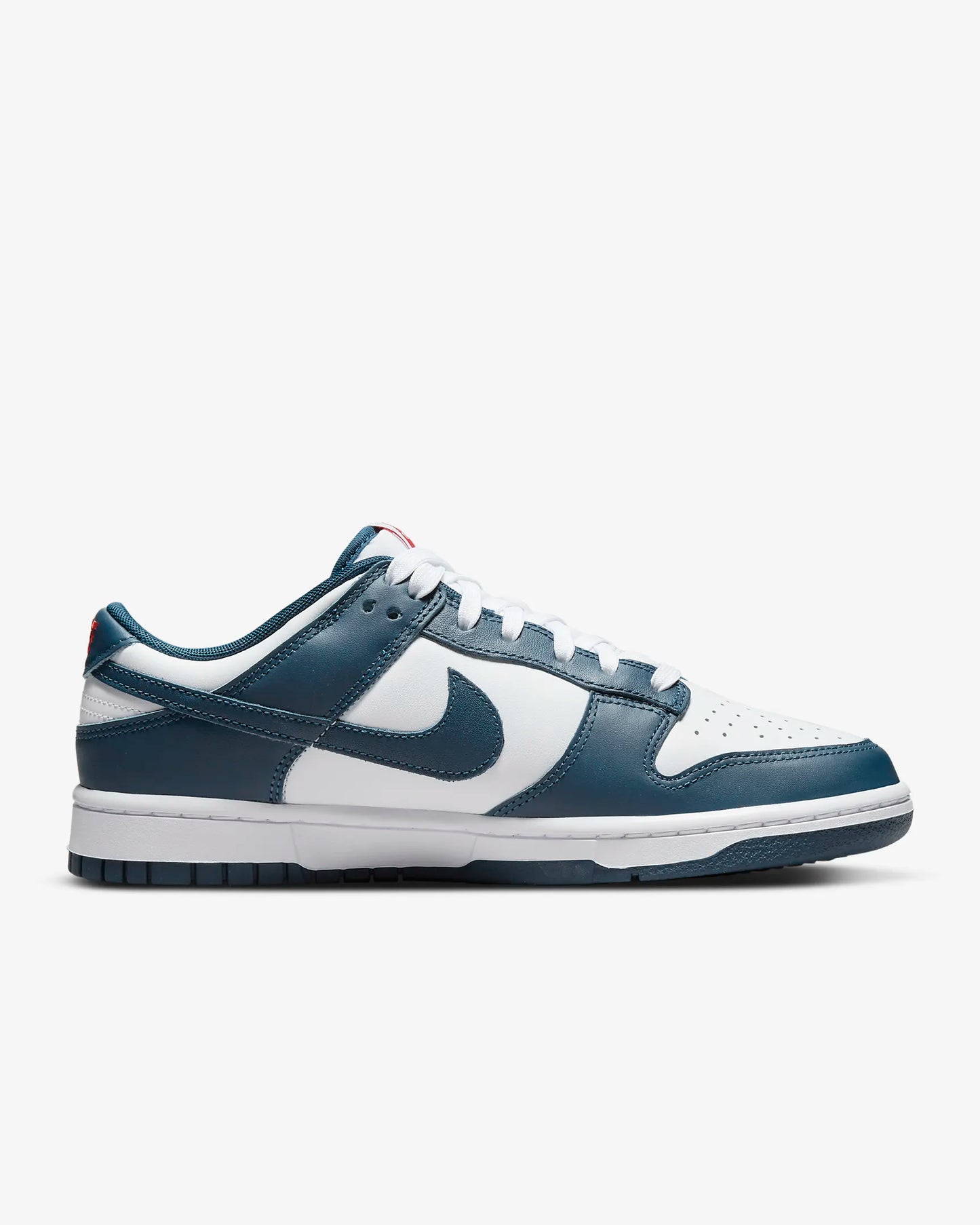 Nike Dunk Low valarian blue
En tidsløs klassiker. Sneakeren alle kender. Denne sneaker med sin bløde gummi sål er det perfekte valg til en hver Nike elsker.
