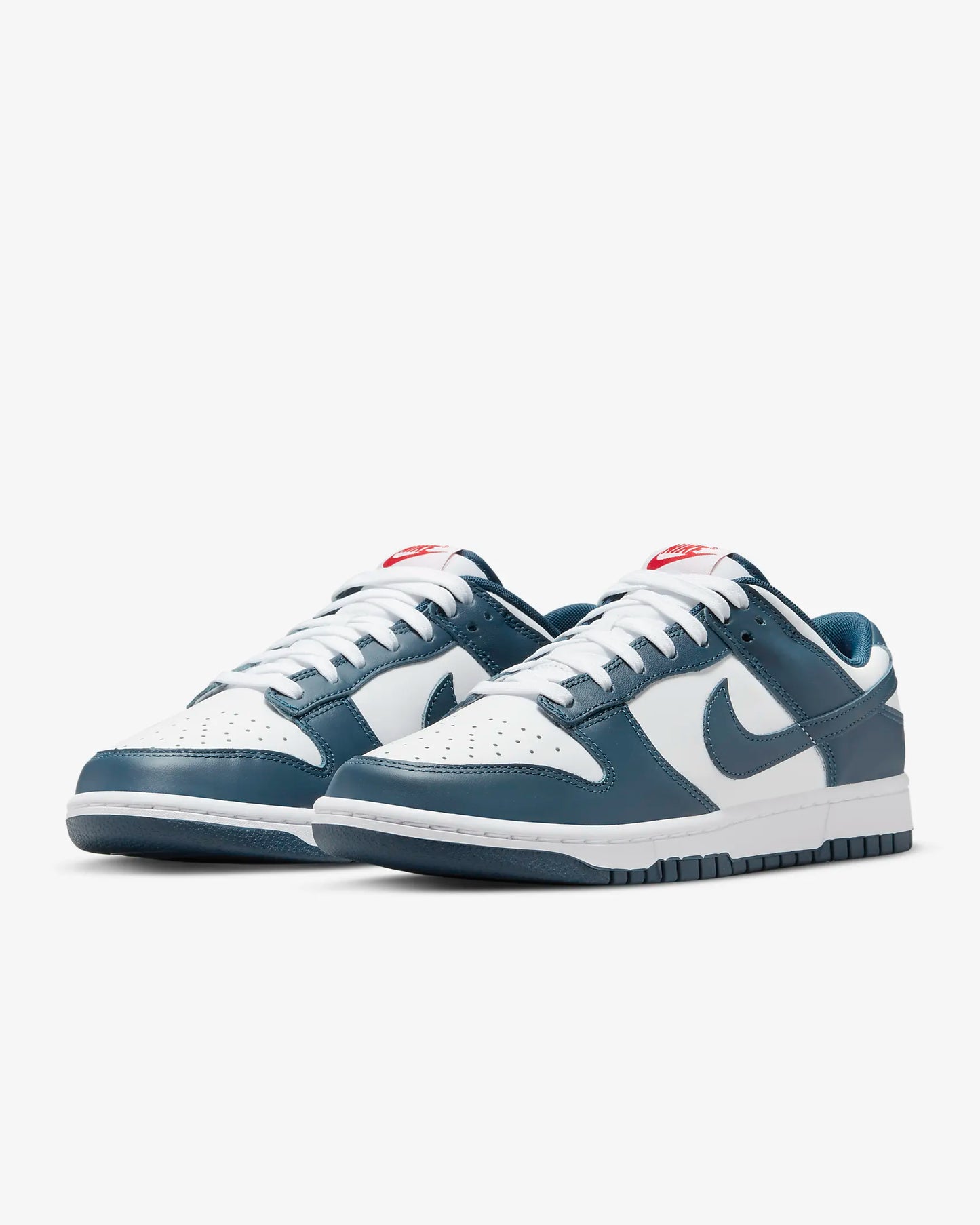 Nike Dunk Low valarian blue
En tidsløs klassiker. Sneakeren alle kender. Denne sneaker med sin bløde gummi sål er det perfekte valg til en hver Nike elsker.
set sammen