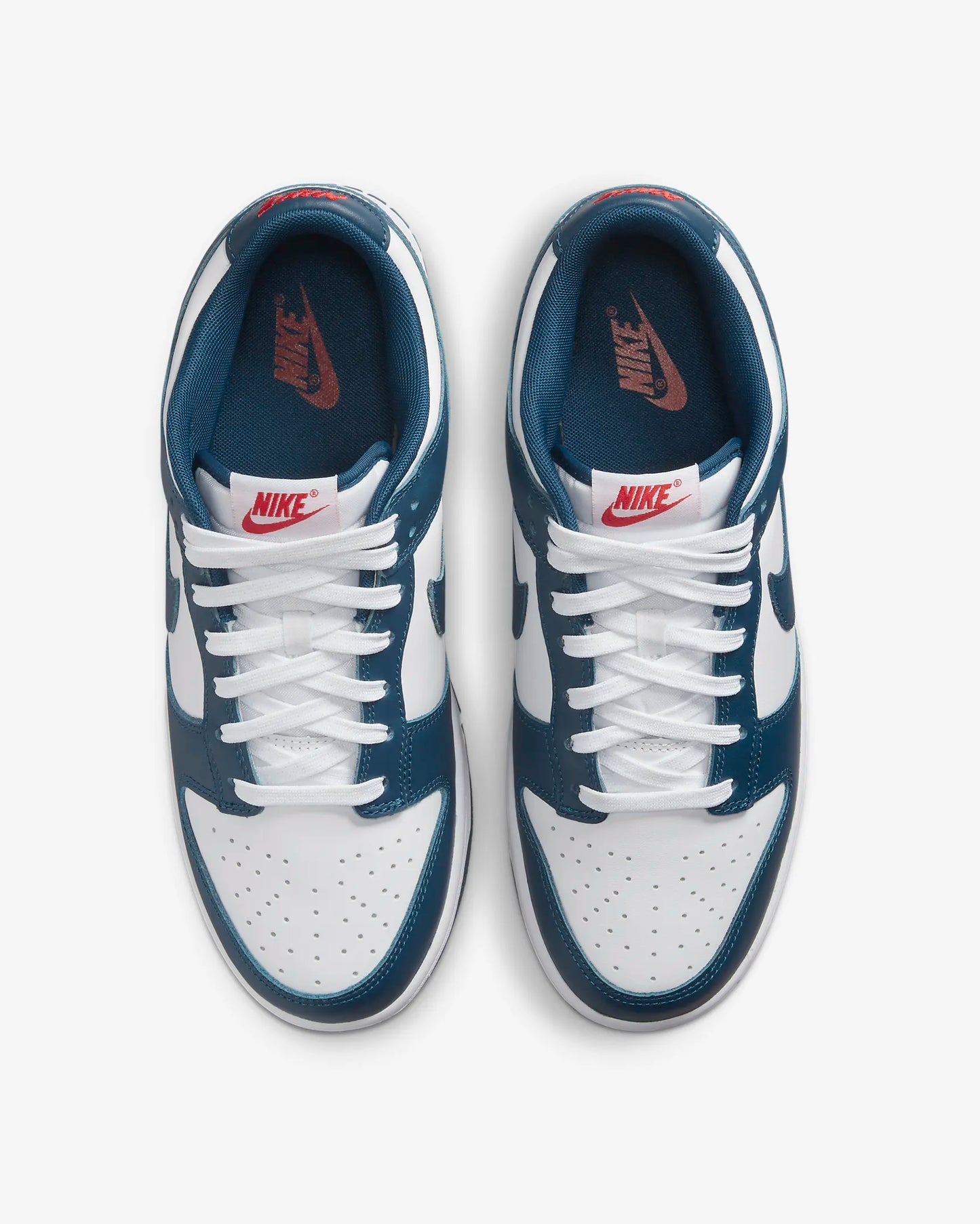 Nike Dunk Low valarian blue
En tidsløs klassiker. Sneakeren alle kender. Denne sneaker med sin bløde gummi sål er det perfekte valg til en hver Nike elsker.
set fra oven